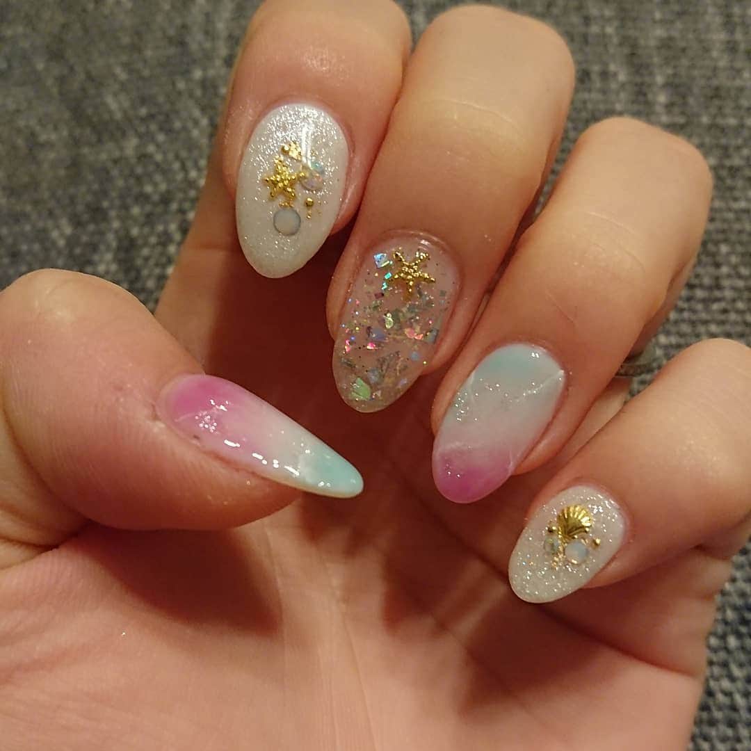 のインスタグラム：「. こんばんわ〜✩.*˚ . ネイルに行ってきましたぁ💕 . ヒトデや貝殻の飾り、ラメ、夏っぽい色合いに💅✨ . たまには雰囲気変えてみるのもありかな😊✨ . . #ネイル #nail #naildesign #ネイルデザイン #夏ネイル #夏 #ハデネイル #鮮やか #指先 #pleasefollowme #instagood #夏色 #キラキラネイル #ジェルネイル #こんばんは #💅✨ #💅 #❤️ #アートネイル #海」