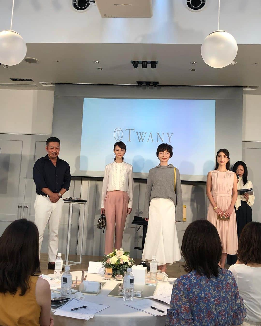 丸山悠美さんのインスタグラム写真 - (丸山悠美Instagram)「トワニーから新発売されるファンデーション﻿ 「モイスト ラッピング パクト」のイベントに参加してきました💐﻿ ﻿ 今まで出会った事のないパウダリーファンデでした✨﻿ ﻿ ふんわり柔らかく﻿ 程よい蒸気を帯びた﻿ 女性らしいぬくもりを感じるお肌を﻿ 「柔湿肌（やわしつはだ）」というそう。﻿ ﻿ 使ってみると表面が柔らかくサラっとして﻿ 内側はしっとりする仕上がり。﻿ 自然で理想のお肌がひと塗りで綺麗に完成❤️﻿ ﻿ 素晴らしい時短ファンデ🙌🏻✨﻿ ﻿ 塗った後に手平で﻿ やさしく肌をあたためるのがコツだそうで﻿ 内側から自然なツヤがじんわり出てきました。﻿ ﻿ 植物由来のモイストキープフィトオイルが﻿ たっぷり配合されていて﻿ 時間が経つほどにしっとり感が増すから不思議❤️﻿ ﻿ このパクトの魅力は﻿ 塗り方次第で3つの「柔湿肌」が作れるところ。﻿ ①さらっと載せるだけでふんわりやさしいセミマット肌﻿ ②その上をハンドプレスするとうるおい感のあるややつや肌﻿ ③つやを出したいところを重ねてクルクル軽く磨くようにつけるとハイライト効果があり立体感肌﻿ ﻿ 松本千登世さんとメイクアップアーティストの室岡さんにシーンやファッションに合わせた肌づくりの大切さを教えていただいたので、真似していきたいです😊﻿ ﻿ いつもメイクしてから着替えていたけど﻿ 着替えてからメイク💄に順番を変えてみます！！﻿ ﻿ 肌は女性の生き方。﻿ 肌が生き生きとしていると幸せそうですよね❤️💐﻿ ﻿ #トワニー #ララブーケ #モイストラッピングパクト #柔湿肌仕上げ #makeup #twany #cosmetics #ootd #メイク #新作コスメ #パウダーファンデーション#ベースメイク #ママ #ファンデーション #今日のメイク #ヘアメイク #赤リップ #コスメ #セミマット肌 #pr」8月7日 20時32分 - maruyumi