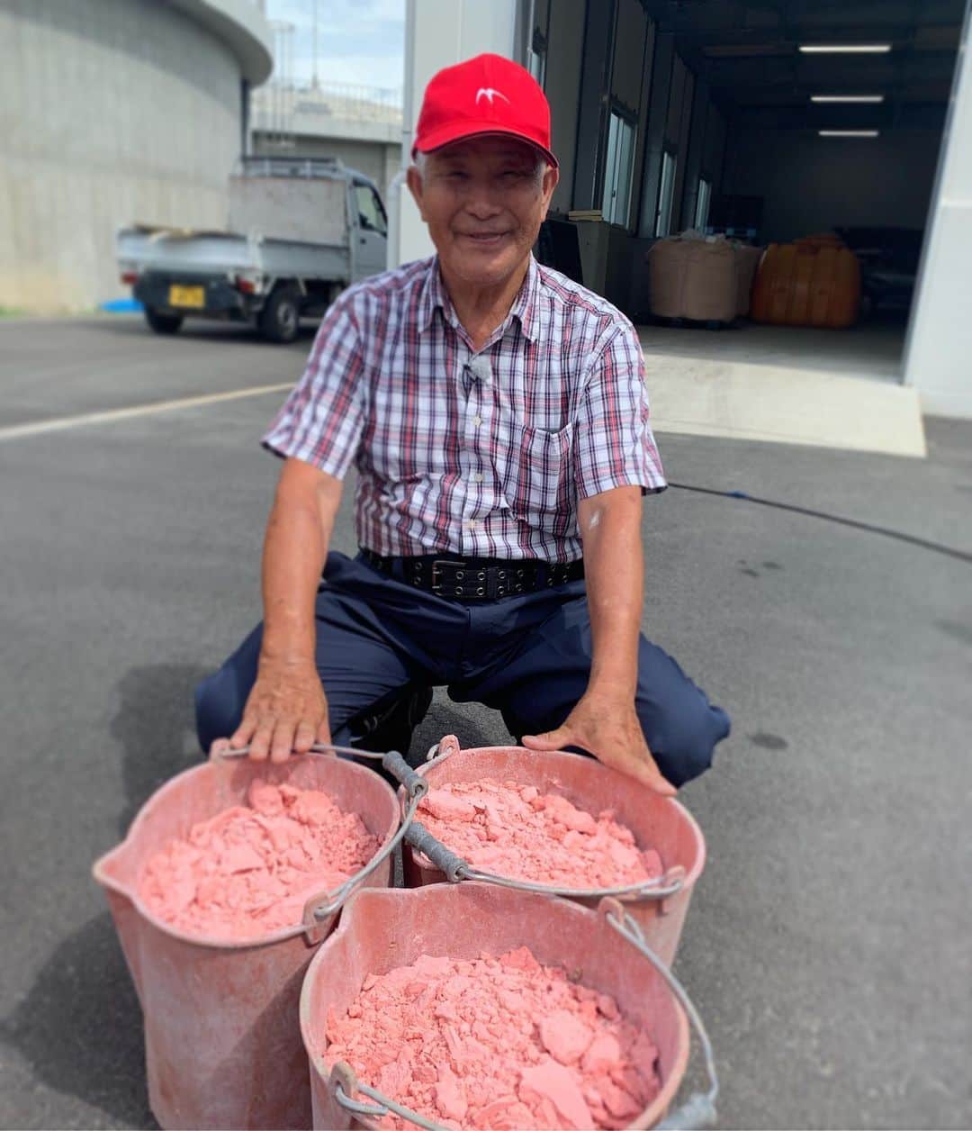 モリタさんのインスタグラム写真 - (モリタInstagram)「本日は、住民が安心・安全に生活できる持続可能な循環型まちづくりに取り組んでいる福岡県築上町(ちくじょうまち)を訪問。  廃消火器の消火薬剤をリサイクルして作った肥料原料「モリタ1号」と液肥を混ぜ、米、麦を栽培している田中農産・田中穀米の代表取締役 田中祐輔さんに、お米を育てている田んぼを見せて頂きました。  6月中旬に田植えし、9月末には収穫を迎えるそうです。  なぜ、消火器の消火薬剤が肥料原料に…？ 詳しくは…ぜひ「モリタ1号」と検索してみてください✨🌾✨ #モリタ1号」8月7日 20時33分 - moritagroup