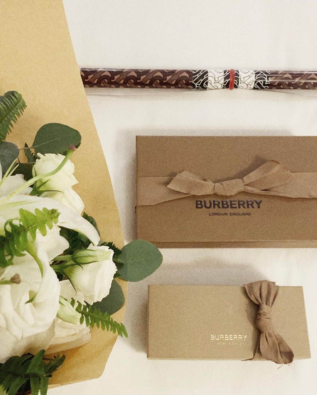 JiweiJWさんのインスタグラム写真 - (JiweiJWInstagram)「Thanks so much for the gift 🎁  See you tomorrow Burberry #burberry #monogram」8月7日 20時41分 - jiweijw