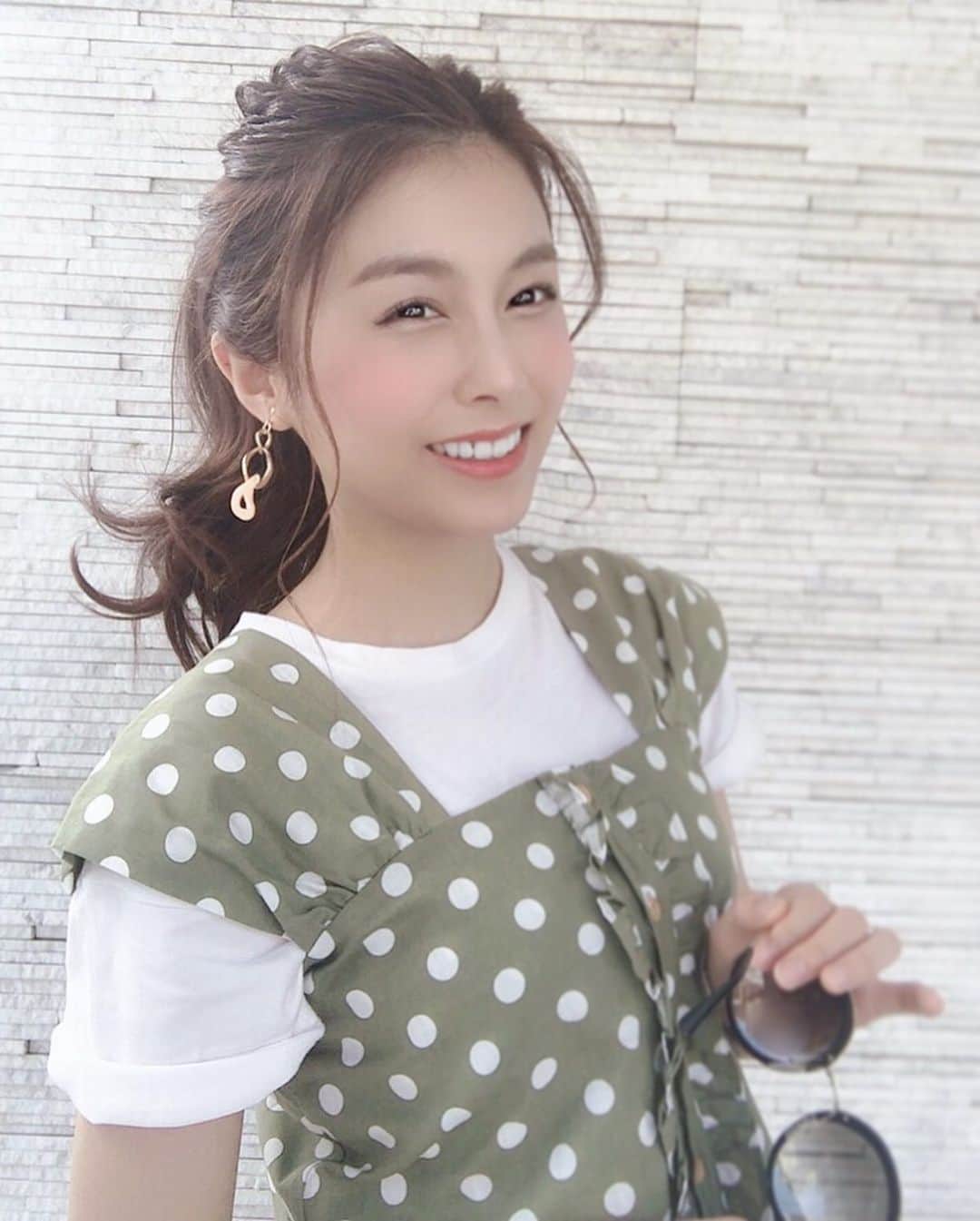 麻衣愛のインスタグラム：「夏はポニーテール率高め🐬🏖 #イヤリング は #シャルコン メンバーとお揃いの💕 #tops #dholic #fashion #sunglasses #prada #夏服 #ポニーテール #ponytail #hair #hairstyle #hairarrange」
