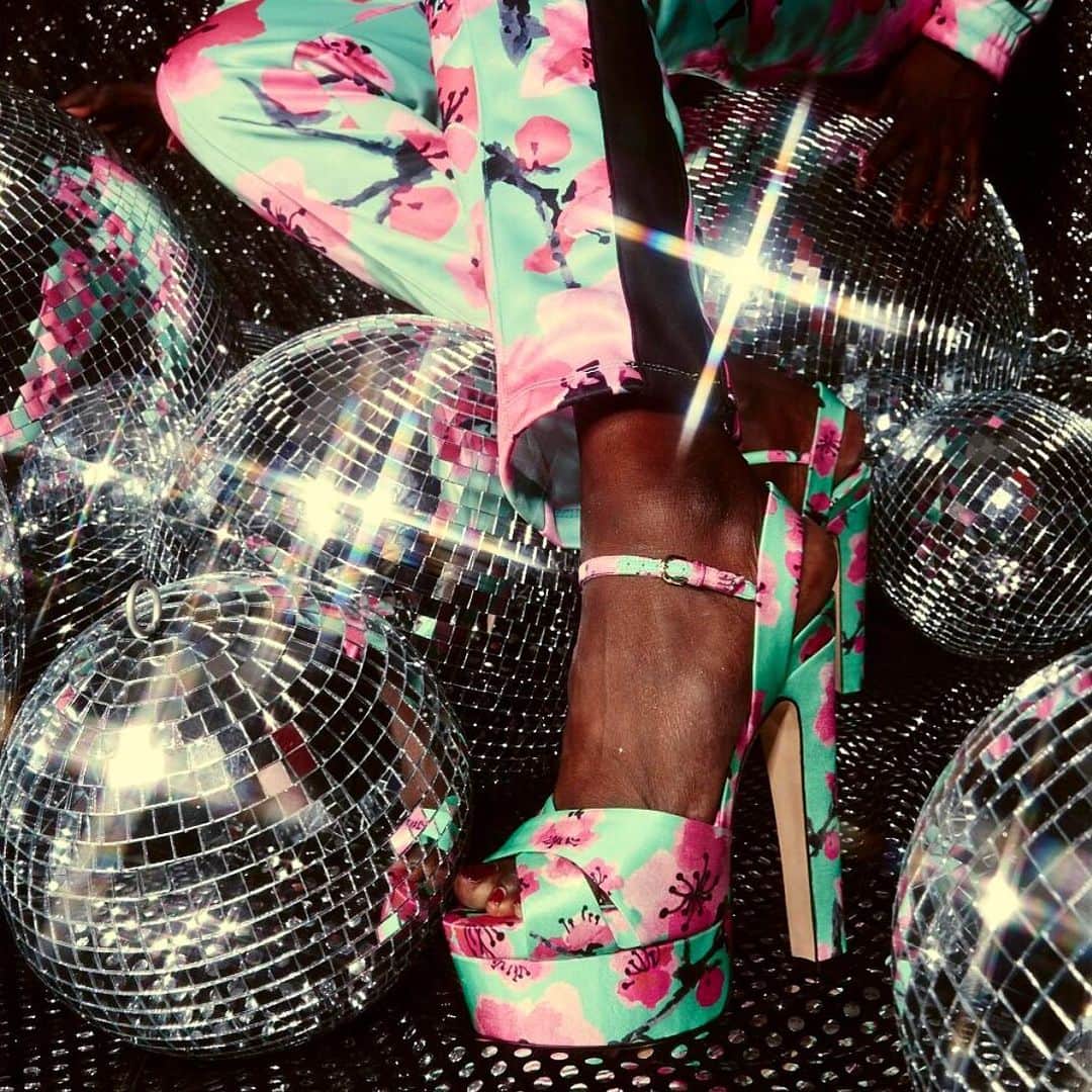 のインスタグラム：「Loved this collaboration with @drinkarizona great fun with great friends!!! We were spillin’ the tea for sure! Iced tea that is!!!! Hahahha here is my MADISON in their iconic cherry blossom printed on silk. 💚💗 🌸 💚💗🌸#highheels #collaboration #arizonaicedtea #friends #sickshoes #madeinitaly #cherryblossom #fashion #limitededition #brianatwood」