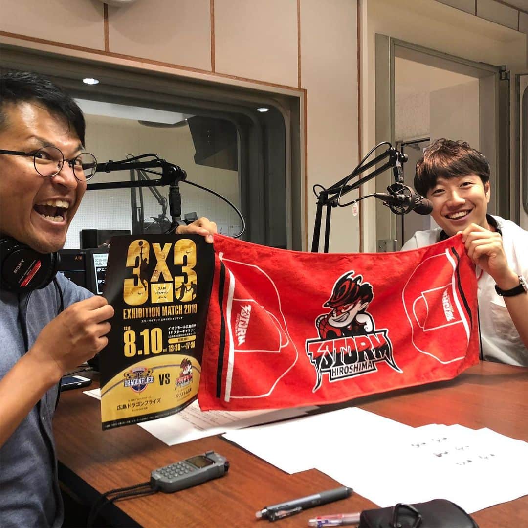 のインスタグラム：「ナベさんの広島スポーツ応援番組「UP」にフル出演！ ピックアップスポーツのコーナーのみ出演予定でしたが、オープニングからエンディングまで出演させてもらいました(^^) その中で1番気になったのは水中ホッケーという競技！ 初めて聞いたけど、これはいろいろと気になる。 #hfm  #up #渡部裕之 #スリストム広島  #仲摩匠平 #水中ホッケー」