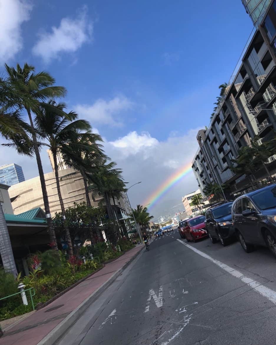 のインスタグラム：「どこでも虹が見えたハワイ🌈 ㅤㅤㅤㅤㅤㅤㅤㅤㅤㅤㅤㅤㅤ 今とてつもなく行きたい🥺❤︎ ㅤㅤㅤㅤㅤㅤㅤㅤㅤㅤㅤㅤㅤ 真っ直ぐ一生懸命頑張っていれば良いことあるよね😊💗 #instagood  #instagram  #fashion #youtube # #お気に入り  #メイク  #コスメ #ユーチューブ  #channelshii #hawaii #ハワイ #ootd #散歩 #shii_trip🌹 #ホノルル  #カイルア #ハレイワ #northshore #虹」