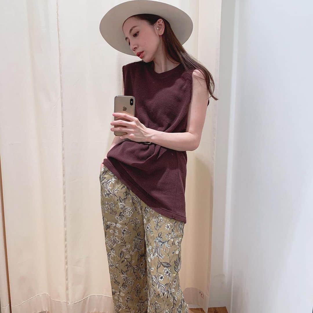 ungrid_minamiのインスタグラム：「. 秋のフラワーシリーズ柄が可愛い😍！ @ungrid_official @ungrid_staffsnap #Ungrid#アミュプラザ博多」