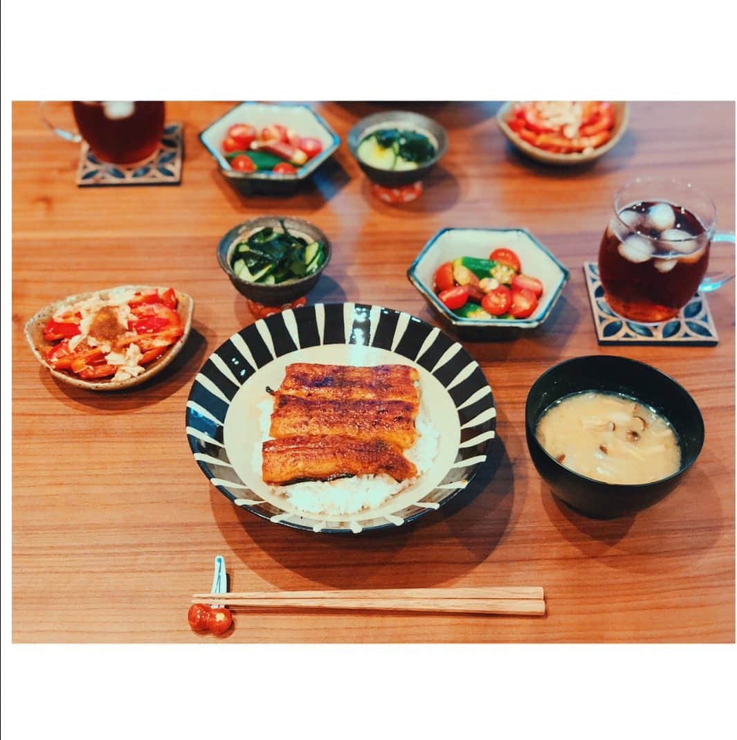 高梨臨さんのインスタグラム写真 - (高梨臨Instagram)「土用の丑の日に食べそびれた鰻。 パプリカとツナのサラダ・キュウリとワカメの酢の物・二色オクラとトマトのお浸し・お味噌汁。 #さくらんぼの箸置き #高梨食堂」8月7日 20時50分 - rintakanashi_official