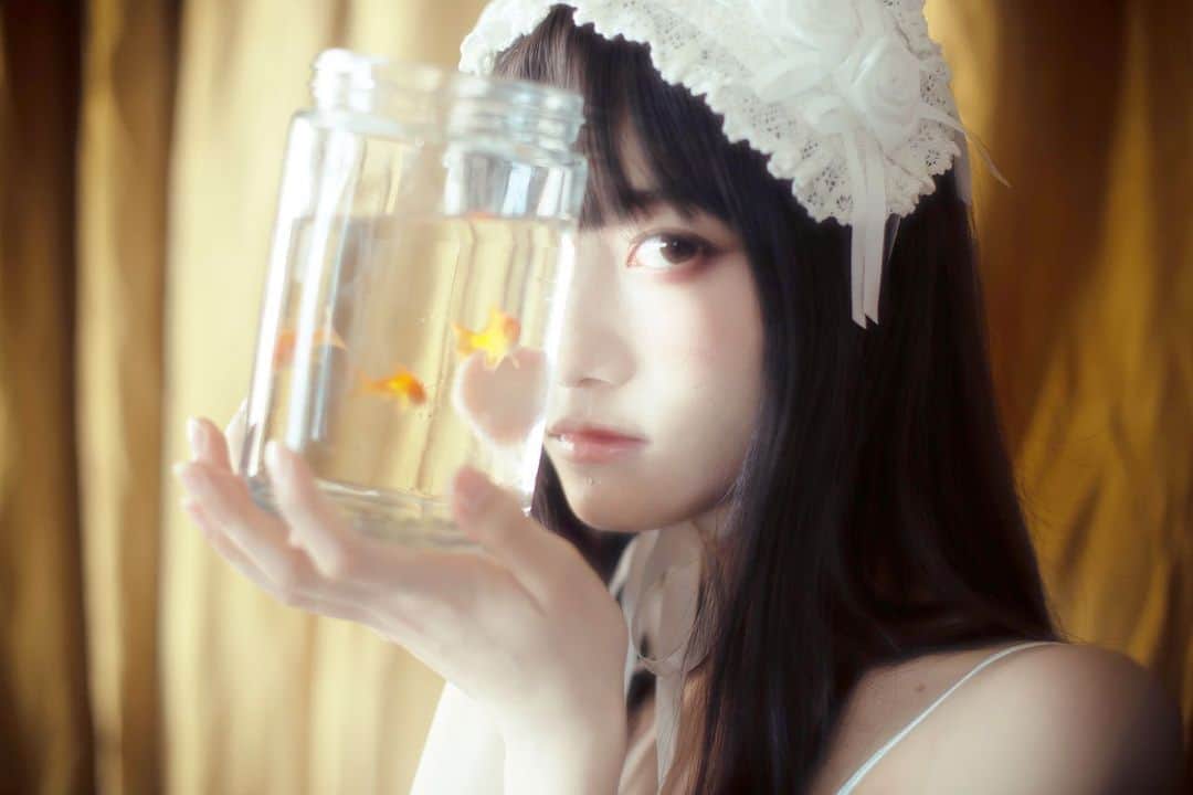 阿知波妃皇のインスタグラム：「来月発売の雑誌tulleのSAKUさんの連載ページのモデルしてます 金魚さんと撮影したやつ楽しかったなあ 他にもいろんな姿になりましたので是非みてください #tulle #magazine」