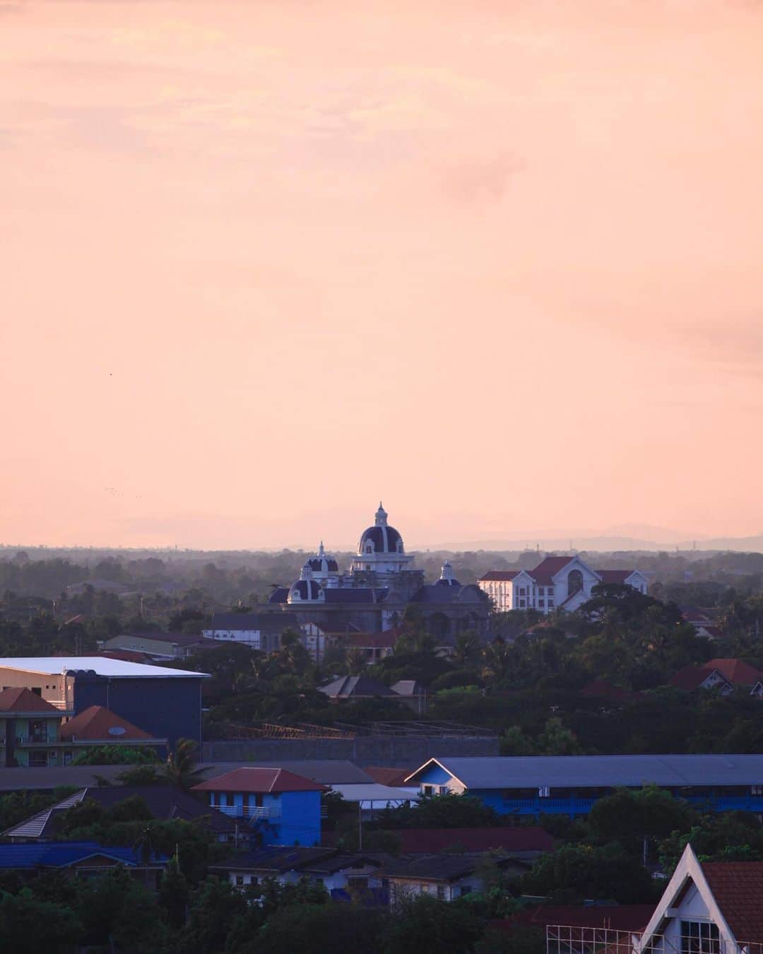 Shunsuke Miyatakeのインスタグラム：「What I felt while taking a walk - Tokyo, NY, Paris, London, Singapore.  A city with everything.  Vientiane is opposite. There is almost nothing.  An inconvenient city compared to the world.  But being empty and being inconvenient makes me feel people's lives close.  Being too useful may be a problem. That's how I feel.  散歩しながら感じたこと - Tokyo, NY, Paris, London, Singapore。全てが揃った街。Vientianeは対局。ほぼ何もない。世界と比べりゃ不便な街。でも何もないってこと、不便であるということは、人の暮らしをそばに感じさせてくれる。便利すぎるのも考えものだよなと。」