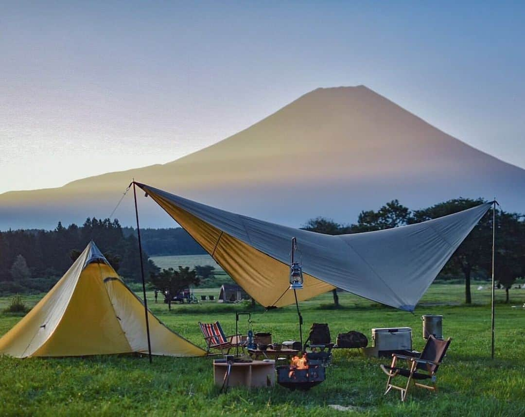 CAMP_HACKさんのインスタグラム写真 - (CAMP_HACKInstagram)「冠雪も良いですが、夏の富士山もまたこの季節独特の雰囲気があります。自由度の高い設営ができるフリーサイトでは、富士山も構図に入れたサイトレイアウトを楽しみたいですね。 . . from CAMP HACK . CAMP HACKであなたのキャンプライフを取材します！ 『#camphack取材』を付けて投稿！ . Photo by @322_ka さん . #camp #camping #camphack #outdoorlife #outdoor #trip #travel #japan #followme #weekend #travelling #outdoorgirl #family #familytrip #キャンプ #アウトドア #キャンプ道具 #キャンプ初心者 #家族 #外遊び #自然 #キャンプ場 #お出かけ #富士山」8月7日 20時52分 - camp_hack