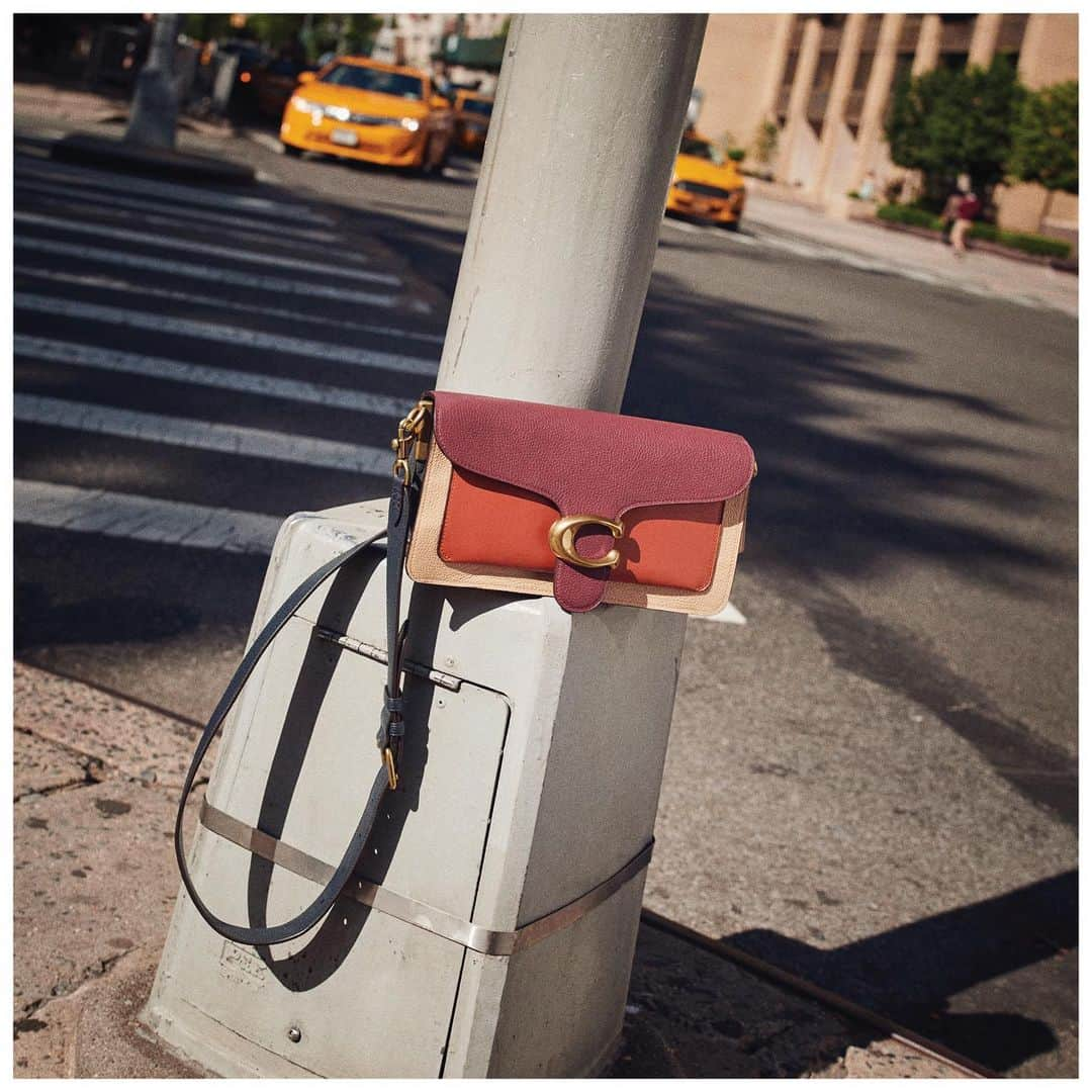 コーチさんのインスタグラム写真 - (コーチInstagram)「Say hello to Tabby. Inspired by an archival Coach shoulder bag and crafted in a modern mix of color-block leather and suede, she's ready to stop traffic. #TabbyBag #CoachNY」8月7日 20時52分 - coach