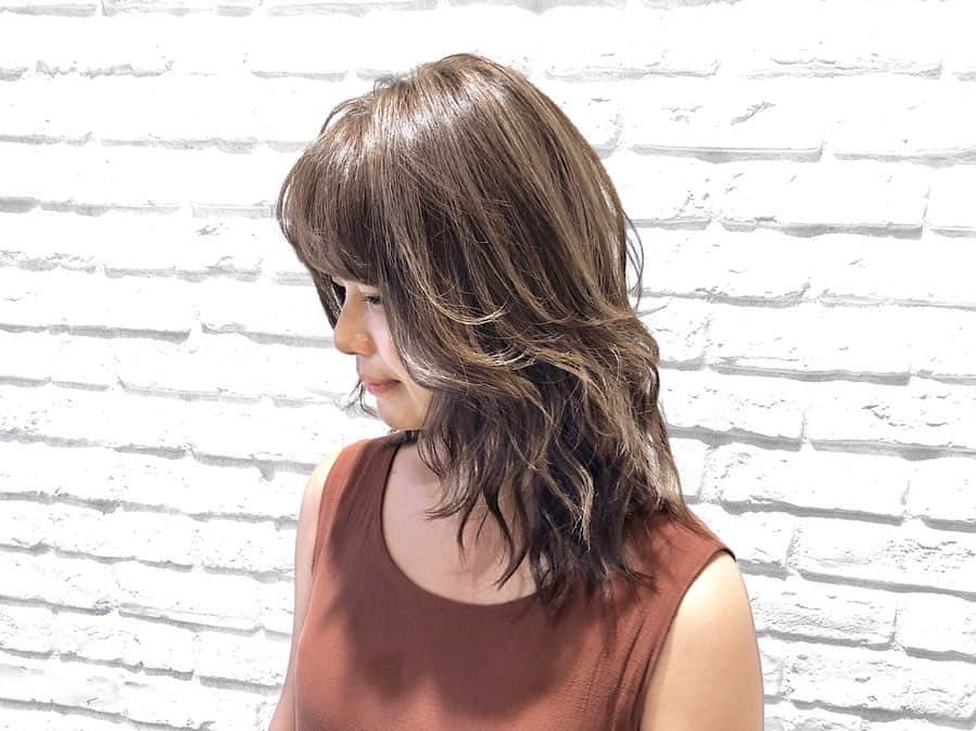 クロさんのインスタグラム写真 - (クロInstagram)「@relaxx_hair_make にてカット&カラーしてもらってきました✂︎ 長さは少し切って、でもトップでお団子は大丈夫な長さ🤯やはりお団子好きやー！！ カラーは「クリスタルアッシュ」です！！！ トーンは10トーンです☺️💕 ハイライトは引き続き入ってます🦹🏽‍♀️ ハイライトがあるだけで、ヘアスタイルが立体的に見える気がしてハマってます🥺✊🏽 詳しくはブログに書きました✍🏽✍🏽✍🏽 トップURLから見てみて下さい♩. . #外国人風ハイライト #外国人風カラー #シッター付き美容院 #託児付き美容院 #haircolor #ヘアカラー #大人カラー #リラックス #青山サロン #表参道サロン #表参道美容院 #青山美容院 #relaxx #リラックス #遠山雄也 #ダークカラー #大人ボブ #ミディアムヘアー #アットホームサロン #子連れOKサロン #個室あり #子連れサロン東京 #新米主婦 #新米ママ #ママヘア #instagood #instalike #babygirl #mamagirl #クロリサ的ヘア」8月7日 21時02分 - kuro_risa