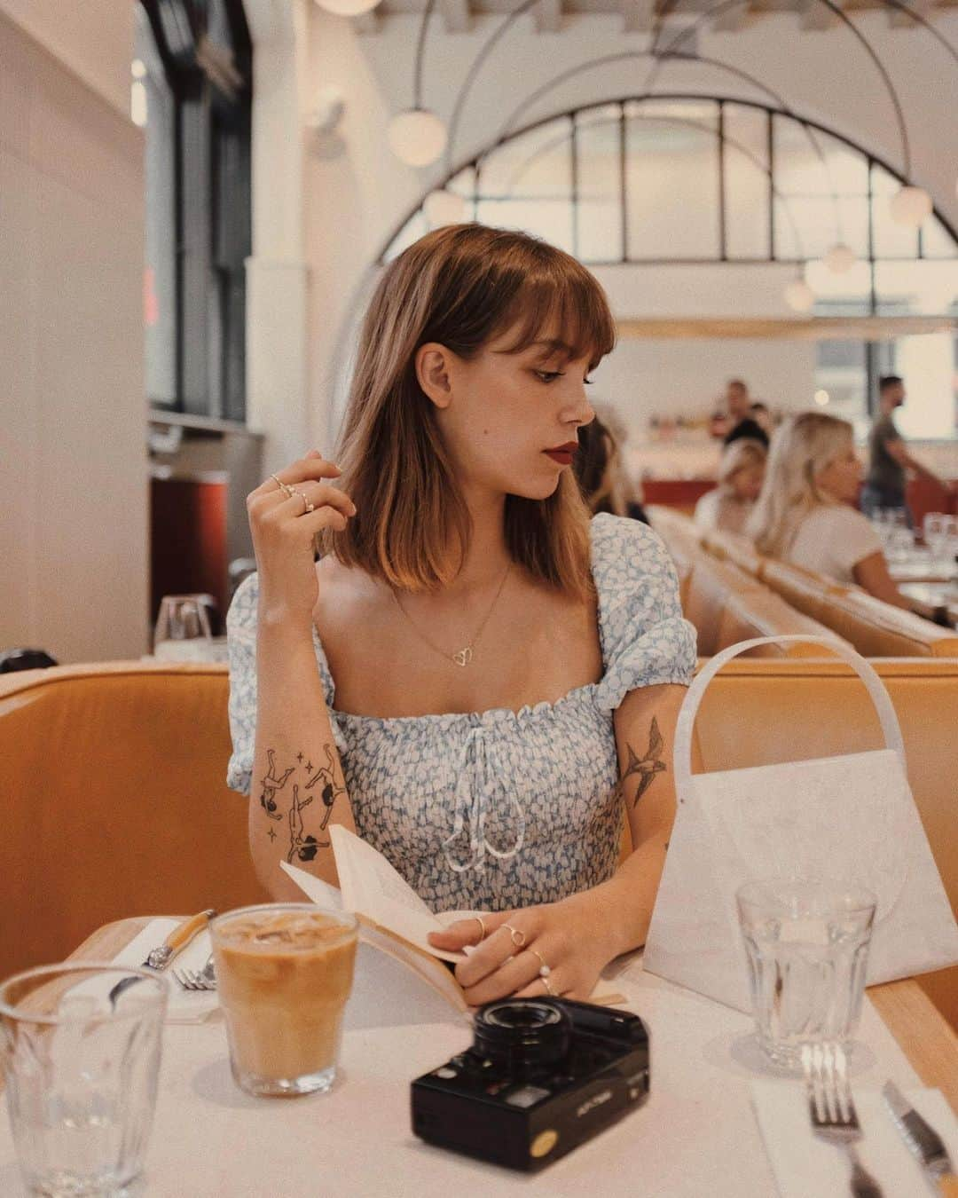 Anthropologieさんのインスタグラム写真 - (AnthropologieInstagram)「☕+📖=❤️ Photo via @audreyrivet (link in profile to shop the Faithfull Bella Floral Midi Dress)」8月7日 21時02分 - anthropologie