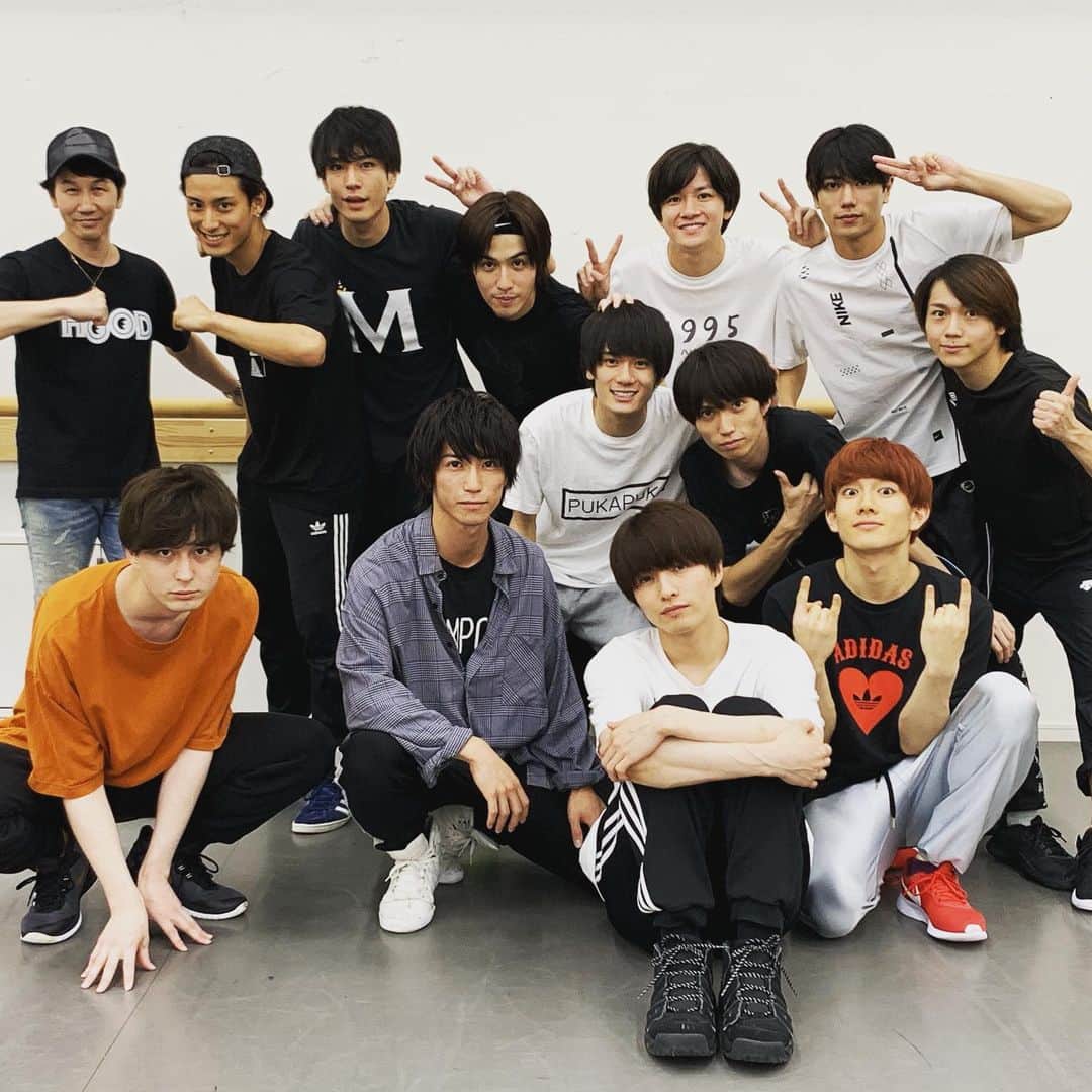 のインスタグラム：「全員が揃いましたーー！！ #赤澤遼太郎 #あんステ#舞台#UNDEAD#ロックだぜ#ロックを追求#ロックとは#ロック#いんすたたろう」
