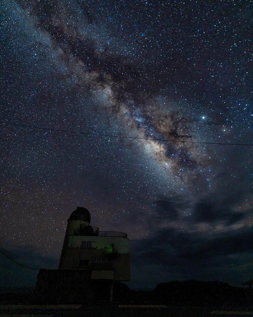 Syuuichi Yamadaさんのインスタグラム写真 Syuuichi Yamadainstagram 波照間島の星空観測タワー 台風が来る前に 天の川見れて良かった 南から北まで180度の 天の川圧巻だったよ 波照間島 天の川 8月7日 時55分 Yama Ok5