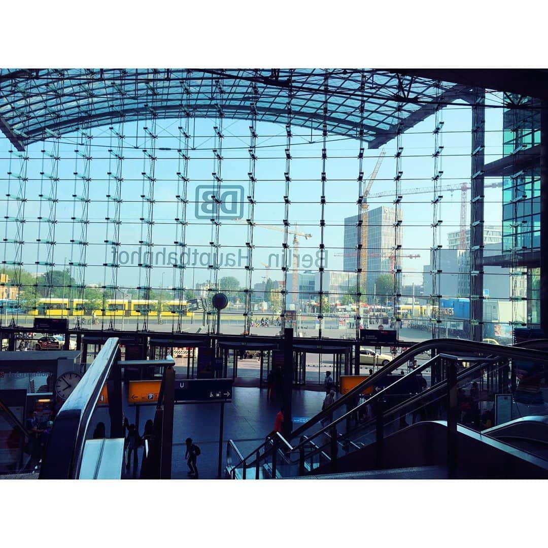 久野知美さんのインスタグラム写真 - (久野知美Instagram)「2016.5.29.撮影🚃💨 . 近未来的で美しい ベルリン中央( #Berlin Hauptbahnhof )駅✨ 駅前にはトラムも走ってます！🚉 . 発駅 #ベルリン中央駅 #ドイツ #Germany #ヨーロッパの美しい村30選 #ユーレイル #Eurail #ヨーロッパ #Europa #鉄旅  #鉄道 #女子鉄 #railways #railfans #railfans_of_instagram #kawaii #kawaiirailways タイムラグありありだけれどご容赦を☻  #女子鉄アナウンサー #久野知美 #ホリプロ #アナウンサー衣装 ———————————————————————— ★ただいま発売中！★ 2冊目の鉄道本 「‪ #女子鉄アナウンサー久野知美のかわいい鉄道」‬ (山と渓谷社) . https://www.amazon.co.jp/dp/4635821226/ref=cm_sw_r_tw_awdo_c_x_RVIECbDXT576K Amazonはコチラ🌸  海外での鉄活ショットも掲載♡(*´꒳`*) レビュー、ご感想お待ちしています🙌🏻🚃✨ 1冊目の著書 #鉄道とファン大研究読本(カンゼン)もよろしくね😍 _______________________________________________________」8月7日 20時55分 - tomomi_kuno