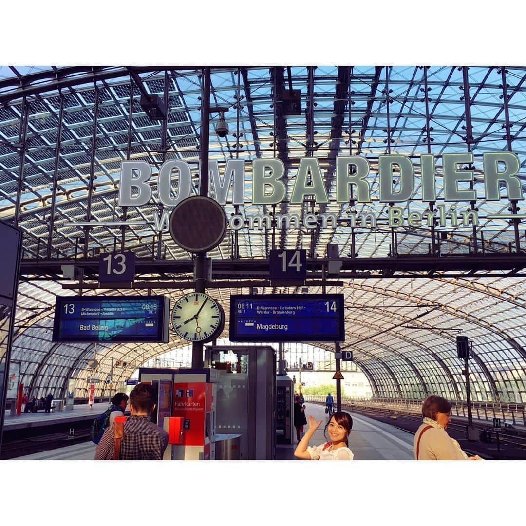 久野知美のインスタグラム：「2016.5.29.撮影🚃💨 . 近未来的で美しい ベルリン中央( #Berlin Hauptbahnhof )駅✨ 駅前にはトラムも走ってます！🚉 . 発駅 #ベルリン中央駅 #ドイツ #Germany #ヨーロッパの美しい村30選 #ユーレイル #Eurail #ヨーロッパ #Europa #鉄旅  #鉄道 #女子鉄 #railways #railfans #railfans_of_instagram #kawaii #kawaiirailways タイムラグありありだけれどご容赦を☻  #女子鉄アナウンサー #久野知美 #ホリプロ #アナウンサー衣装 ———————————————————————— ★ただいま発売中！★ 2冊目の鉄道本 「‪ #女子鉄アナウンサー久野知美のかわいい鉄道」‬ (山と渓谷社) . https://www.amazon.co.jp/dp/4635821226/ref=cm_sw_r_tw_awdo_c_x_RVIECbDXT576K Amazonはコチラ🌸  海外での鉄活ショットも掲載♡(*´꒳`*) レビュー、ご感想お待ちしています🙌🏻🚃✨ 1冊目の著書 #鉄道とファン大研究読本(カンゼン)もよろしくね😍 _______________________________________________________」