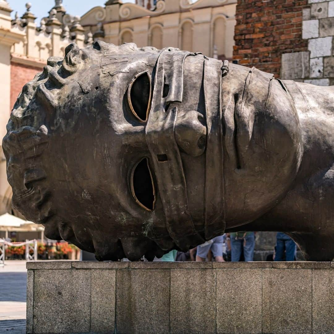 ルフトハンザさんのインスタグラム写真 - (ルフトハンザInstagram)「Lovingly called “The Head” by locals, the sculpture is actually named “Eros Bendato” and invites people to climb in it. It is located at the town hall tower on Kraków's main square. #Lufthansa #CityOfTheMonth #Kraków」8月7日 21時01分 - lufthansa