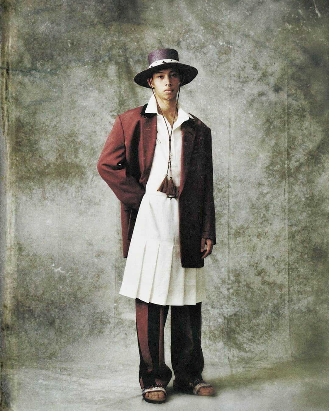 NYLON JAPANさんのインスタグラム写真 - (NYLON JAPANInstagram)「MAGLIANOのジャケットパンツスタイルに、soeのレディースのシャツドレスをレイヤード。ジャケットの下にシャツドレスを仕込ませる、高度な着こなしをマスター。さらにハットを添えれば、シルエットを意識した絶妙なスタイリングのまとめ役に。  september issue ALBUM OF LEGEND  model @j_meltdown photographer @tomoyuki_kawakami styling @masataka_hattori hair @masatotsuchiya  jacket,pants @magliano.insta shirt dress @soe_tokyo hat @nickfouquet sandals @facetasmtokyo 《NYLON guys JAPAN Instagram ▶︎ @nylonguysjapan 》 #nylonjapan #nylonguys #nylonjp #albumoflegend #autumnfashion #fashionpage #fashion #beauty #culture #caelumjp」8月7日 21時11分 - nylonjapan