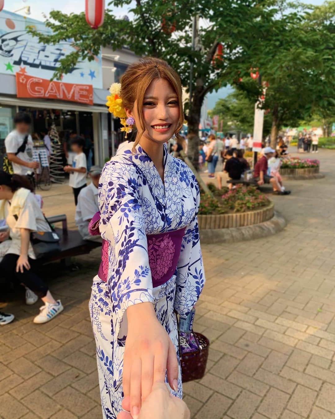 のインスタグラム：「一瞬の輝きに心を奪われそっと消えてく儚さがあまりにも美しくてなんだか泣きそうになるから強がって「火薬クセェな」とか言っちゃう系女子です。許してほしい。出来れば愛してほしい。さらに言うとお金もほしい。 . #花火大会」