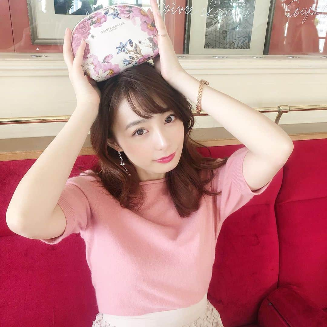 美人百花さんのインスタグラム写真 - (美人百花Instagram)「強烈にかわいい宇垣さん×美人百花9月号「オリビアバートンのシェル型ポーチ」のオフショットをお届け🥺  こちらの付録の素晴らしいところはまず、なんといってもこの柄😭 オリビアバートンの新作ウオッチの文字盤に使われる柄の中から、レディ心をもっともくすぐるパターンを選ばせていただきました🎀 ベースは大人っぽいくすみピンク、周りにはピンク調のきれいなお花が満開💐✨見ているだけでテンションがあがります💎  そして、ここ最近毎日使ってて思ったんですが、このシェル型デザインってコスメを持ち歩くのにあまりにもベスト🥺❣️❣️ ポーチの中は仕切りとファスナー付きポケットがついていて収納力ばつぐんで、ぐるっとついたファスナーはガバっと開いてくれて、中に入れたコスメが見やすい…こんなかわいい見た目なのに超絶実力派なんです😭  先月の次号予告を見てからずっとたのしみにしてくれていたという宇垣さんも「しっかりしてる！！こりゃ完全に売り物ですね」と驚いていました😭 ポーチが自立するくらいしっかりとしていて、高級感のあるレザー調の素材なので、たしかに売り物〜〜と共感💘笑  こちらの豪華ポーチがついた9月号は、明後日に発売🥺 いつもより3日早い発売日です💕 中面も、秋服や秋コスメ情報がたくさんで読み応えばつぐん！連休前にぜひゲットしてください🐰編集CF  #美人百花 #オリビアバートン #シェル型ポーチ #宇垣美里 さん #美人百花付録」8月7日 21時19分 - bijinhyakka