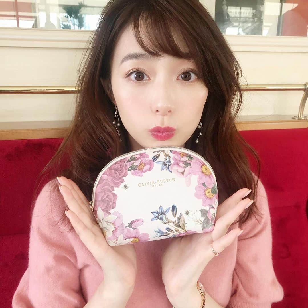 美人百花さんのインスタグラム写真 - (美人百花Instagram)「強烈にかわいい宇垣さん×美人百花9月号「オリビアバートンのシェル型ポーチ」のオフショットをお届け🥺  こちらの付録の素晴らしいところはまず、なんといってもこの柄😭 オリビアバートンの新作ウオッチの文字盤に使われる柄の中から、レディ心をもっともくすぐるパターンを選ばせていただきました🎀 ベースは大人っぽいくすみピンク、周りにはピンク調のきれいなお花が満開💐✨見ているだけでテンションがあがります💎  そして、ここ最近毎日使ってて思ったんですが、このシェル型デザインってコスメを持ち歩くのにあまりにもベスト🥺❣️❣️ ポーチの中は仕切りとファスナー付きポケットがついていて収納力ばつぐんで、ぐるっとついたファスナーはガバっと開いてくれて、中に入れたコスメが見やすい…こんなかわいい見た目なのに超絶実力派なんです😭  先月の次号予告を見てからずっとたのしみにしてくれていたという宇垣さんも「しっかりしてる！！こりゃ完全に売り物ですね」と驚いていました😭 ポーチが自立するくらいしっかりとしていて、高級感のあるレザー調の素材なので、たしかに売り物〜〜と共感💘笑  こちらの豪華ポーチがついた9月号は、明後日に発売🥺 いつもより3日早い発売日です💕 中面も、秋服や秋コスメ情報がたくさんで読み応えばつぐん！連休前にぜひゲットしてください🐰編集CF  #美人百花 #オリビアバートン #シェル型ポーチ #宇垣美里 さん #美人百花付録」8月7日 21時19分 - bijinhyakka