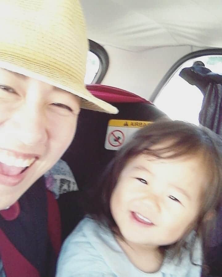 吉村美樹さんのインスタグラム写真 - (吉村美樹Instagram)「インカメラ📷を試してみるとすごく楽しそうに笑ってくれました(笑)画質はよくないのですが、そんなの度外視なくらい楽しい時間☺主人が買い出し中に車内で遊ぶ母と娘でした(笑) #インカメラ #まさかのドはまり #笑顔 #☺ #画素数 #度外視 #母と娘 #👶 #もうすぐ１歳半」8月7日 21時14分 - yoshimuramiki0911