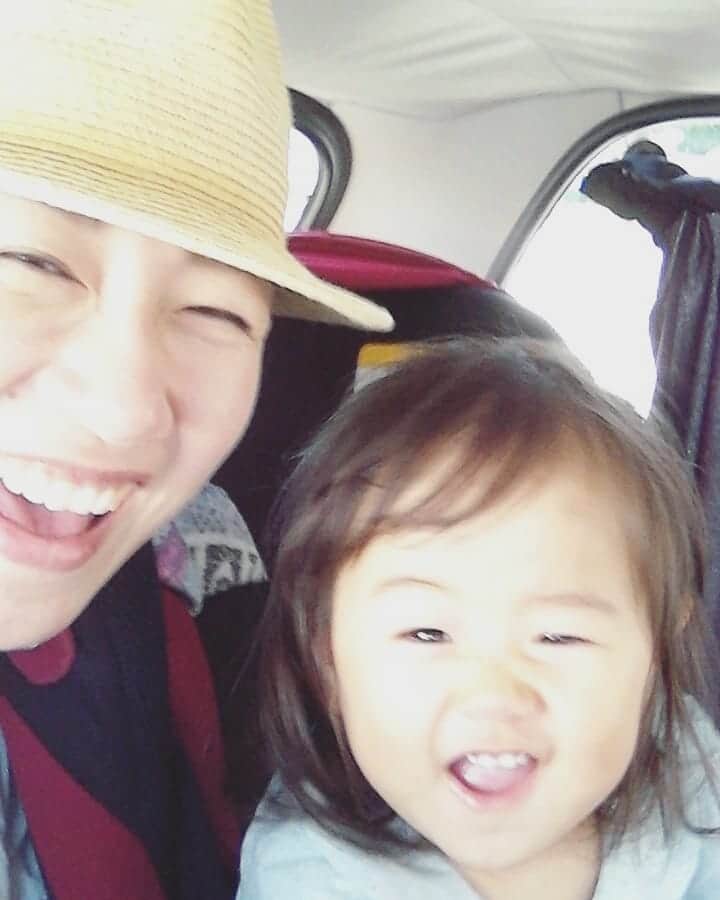 吉村美樹さんのインスタグラム写真 - (吉村美樹Instagram)「インカメラ📷を試してみるとすごく楽しそうに笑ってくれました(笑)画質はよくないのですが、そんなの度外視なくらい楽しい時間☺主人が買い出し中に車内で遊ぶ母と娘でした(笑) #インカメラ #まさかのドはまり #笑顔 #☺ #画素数 #度外視 #母と娘 #👶 #もうすぐ１歳半」8月7日 21時14分 - yoshimuramiki0911