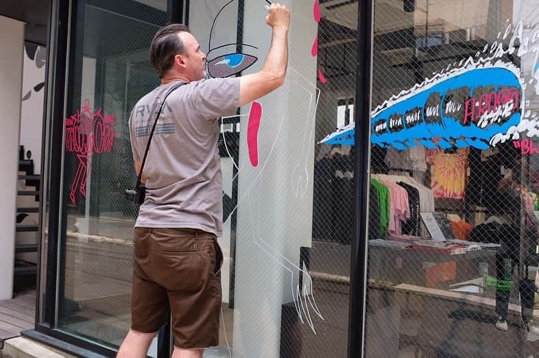 RVCA Japanさんのインスタグラム写真 - (RVCA JapanInstagram)「RVCA ANP Artist @ed.templeton painting out the front of RVCA Shibuya || #RVCAWorldTour は終わってもアーティストが皆様のためにRVCA STORE に残していったアートも必見！|| @artistnetworkprogram #rvcajapan #RVCA  #RVCATokyo」8月7日 21時15分 - rvcajapan