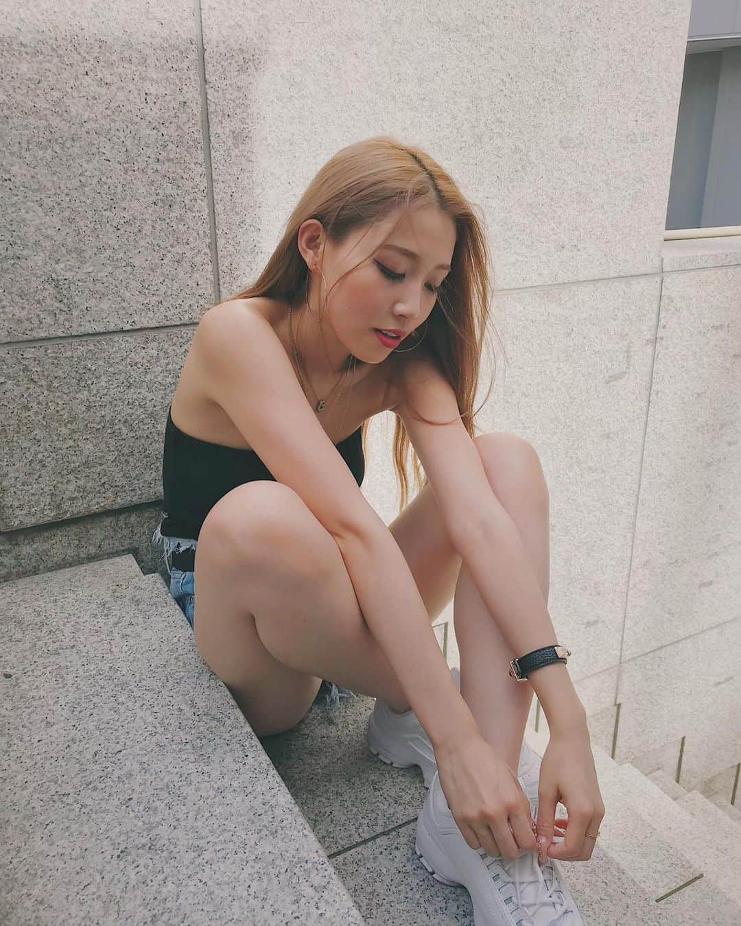 のインスタグラム：「ストーリーのこの写真投稿してほしいとのメッセージがいくつも届いたので🤭 あんまりこういう写真は載せた事無いかも🤔 これiPhoneで撮ってもらったの📸📸 ラフな雰囲気がめためた好き🤚🤚🌼 ステキな写真たっくさん撮ってもらったからまた後日届いたら載せる🐄🐄 #shotoniphone #street #tokyo #style #like #cyberjapan #cjd_rina #りな散歩」