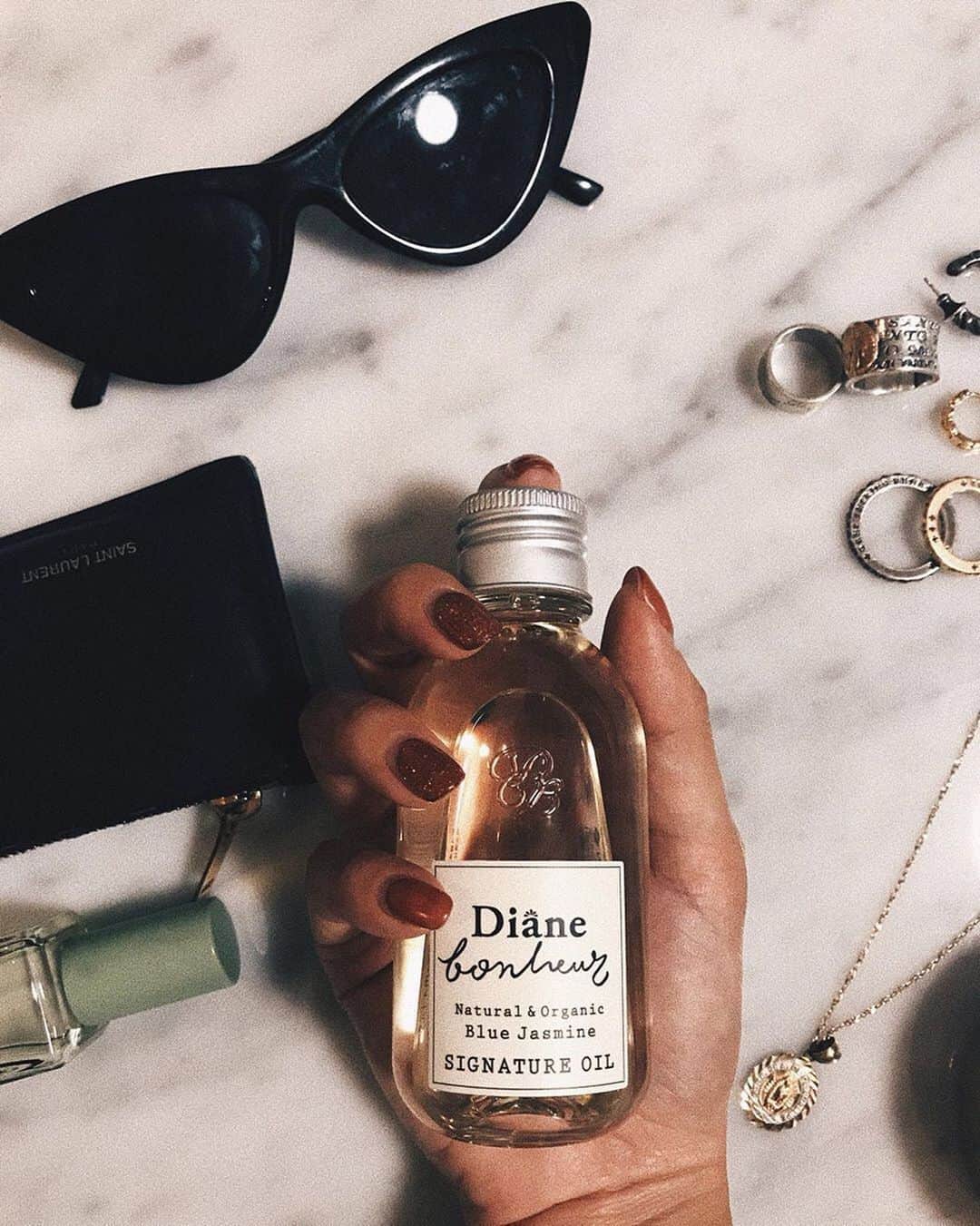のインスタグラム：「Can't miss #signatureoil 👜 ﻿ お出かけにはダイアンボヌールの#シグネチャーオイル を欠かさずに♪﻿ ﻿ ﻿ ﻿ #ダイアンボヌール #dianebonheur #オーガニック #シャンプー #ヘアオイル #ヘアケア #ダメージケア #haircare #organic #happy #ノンシリコン #ダイアン #幸せ #ボヌール #organicmeetssexy #全身オイル #万能オイル #shampoo #hair #サスティナブル #トレイサビリティー #フェアトレード #ブルージャスミン #ジャスミン #jasmine﻿ 📸 @aiinoshima」