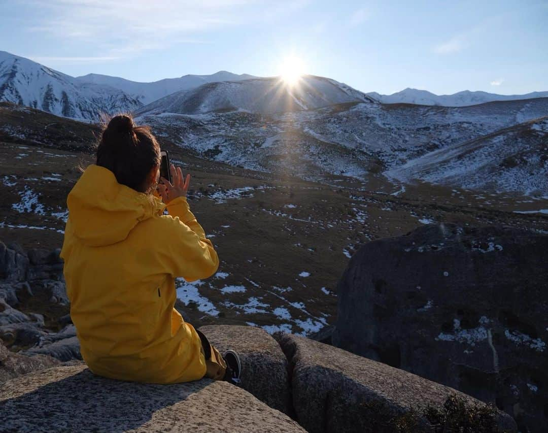 佐藤亜耶さんのインスタグラム写真 - (佐藤亜耶Instagram)「. アフタースノーの探検🏔 お気に入りのcastle hill  お日様が山に沈んでいくのを見届ける😴 📸  @forestlogd  #newzealand #castlehill #nz #ニュージーランド」8月7日 21時18分 - aya_sato_49