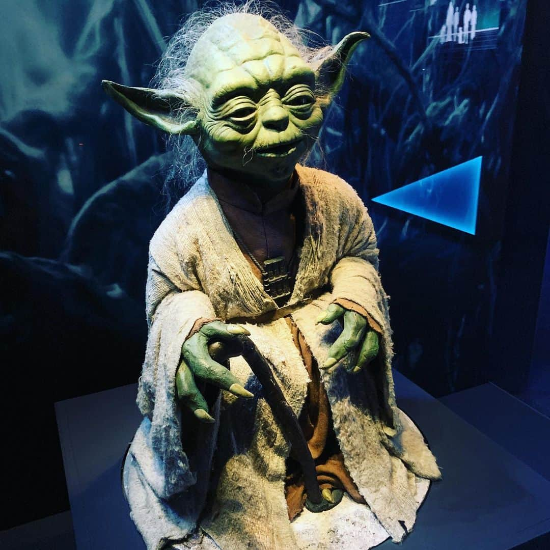 Saschaさんのインスタグラム写真 - (SaschaInstagram)「#スターウォーズアイデンティティーズ #starwarsidentities 内覧会に行ってみました！ #ハマオカモト 君とお友達の #ノザキ くんと一緒に観てワイワイ盛り上がりながら #スターウォーズ の世界に浸りました！自分だけの #アイデンティティ を作ってキャラも作り上げることができるんです！3人ともそれぞれの個性的なキャラが出来上がりました。展示は貴重な原画から、宇宙船やキャラのモデル、そして衣装まで貴重すぎる本物が飾られてて…長時間いても飽きない！フォースが高まりすぎてまだ興奮が冷めません！！明日から開幕！！ #ディズニーデラックス の #starwarsdx の撮影もしましたので公開をお楽しみに！！」8月7日 21時22分 - sascha348