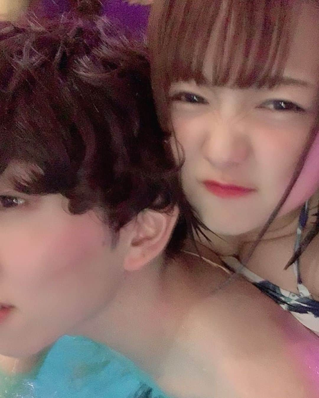 みさねさんのインスタグラム写真 - (みさねInstagram)「人生初のナイトプール👙 楽しかった〜😭❤️余韻！ ㅤ ホテルニューオータニのWALEAっていうシートで🧸 ㅤ ベッドみたいになっとってめっちゃおしゃれだった🥺💕 ㅤ 水着はおそろい！グアムの時の🇬🇺 ㅤ @hotelnewotanitokyo  ㅤ #ホテルニューオータニ #ガーデンプールプロモーター #ガーデンプール #ナイトプール #プール #カップル #カップルコーデ #カップルフォト #海 #水着 #ビキニ #デート」8月7日 21時25分 - misane1209