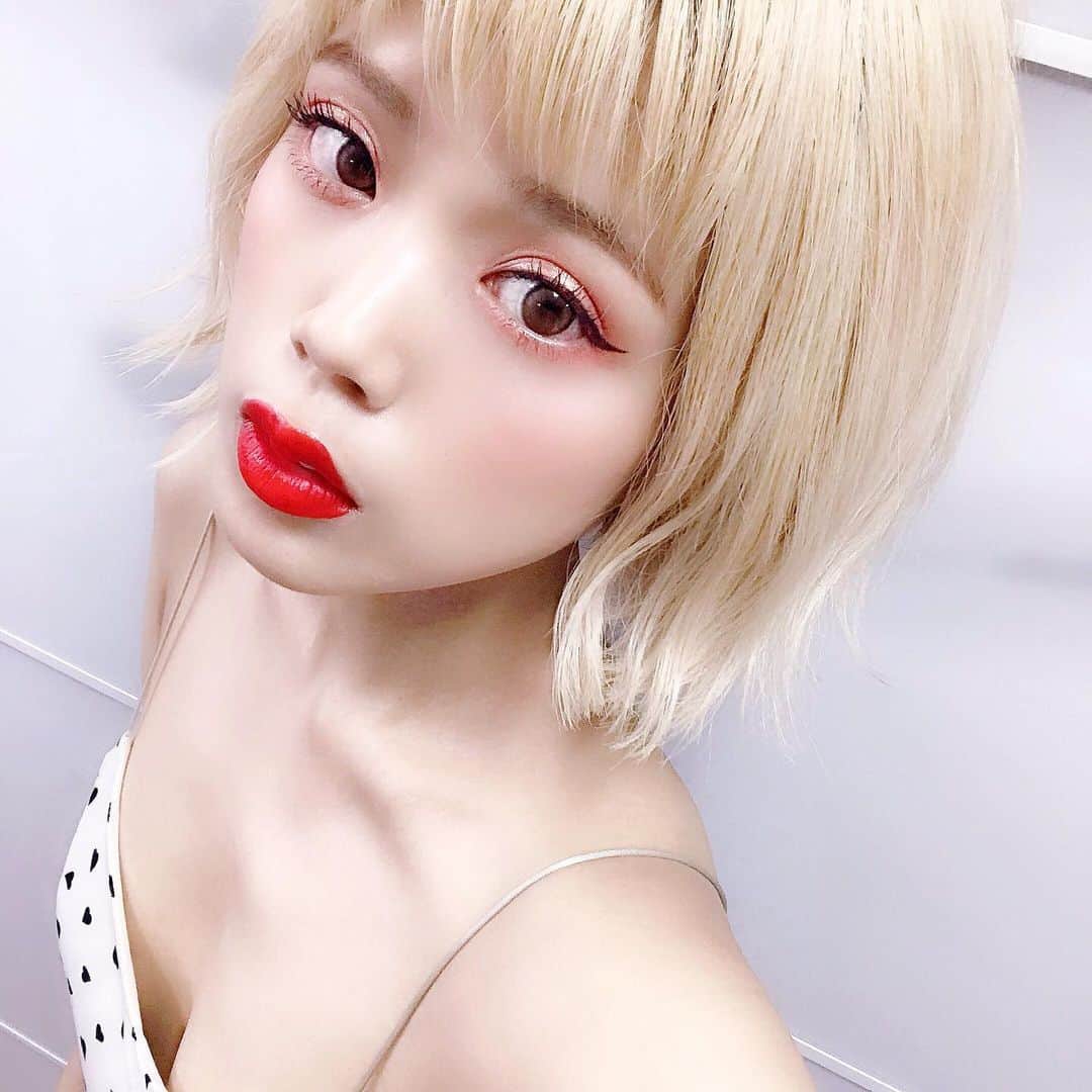 のインスタグラム：「最近のメイクはオレンジレッド🍊 リップとマスカラは一つ前の投稿でご紹介したものです。 カラコンは @poplens_official のビビリング ブラウン。わたしの黒目とちょうど同じ大きさで、ナチュラルに瞳が明るくなるのでよいです。 ﻿ ﻿ ﻿ ﻿ #orangemakeup #orange #makeup #japanesegirl #lorealparis #chanel #chanelmakeup #poplens #オレンジメイク #オレンジシャドウ #ラメシャドウ #赤リップ #夏メイク #ロレアルパリ #ルージュシグネチャー  #シャネル #シャネルコスメ #シャネルリップ #ルージュココフラッシュ #ルージュココフラッシュ66 #ヒロインメイク #第3のマスカラ #ロングアンドカールマスカラアドバンストフィルム #ポップレンズ #ビビリング #ビビリングブラウン #ハナエメイク」
