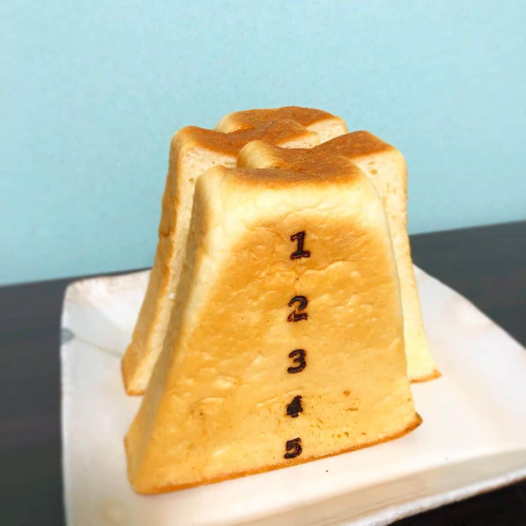 央雅光希さんのインスタグラム写真 - (央雅光希Instagram)「頂き物のとびばこパン😆 多分、切り方の正解はこれじゃない。 明日のあさごはーん♪ #とびばこパン #パン好き」8月7日 21時32分 - tatatata_ayk