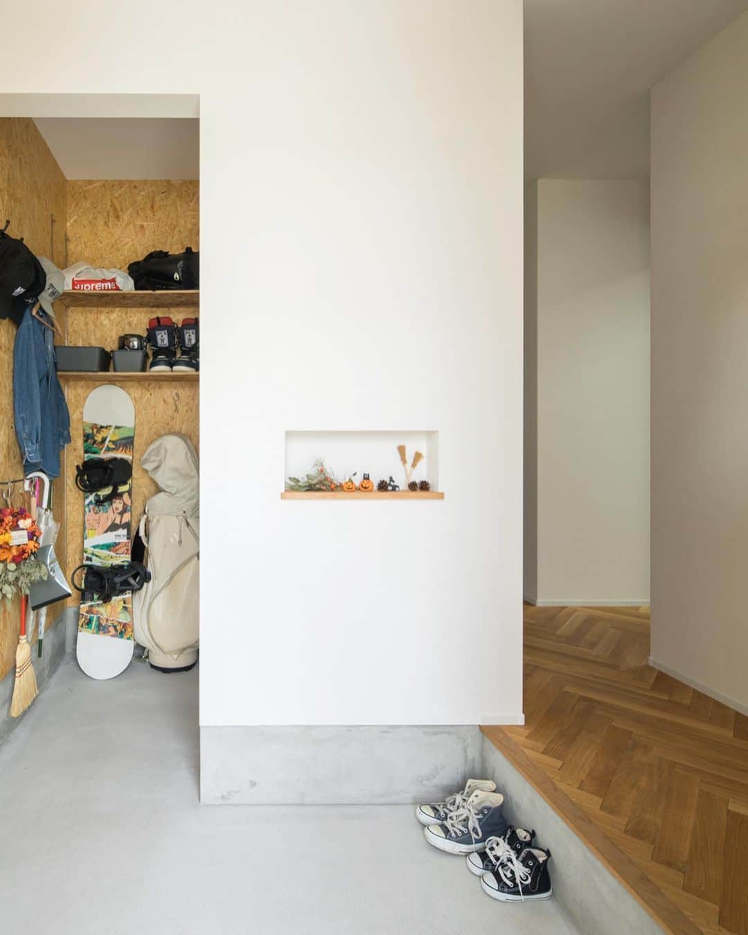 ルポハウス一級建築士事務所さんのインスタグラム写真 - (ルポハウス一級建築士事務所Instagram)「・ ・ ・ ヘリンボーン貼りのフロアにいざなわれる玄関。 ・ ＯＳＢ合板で仕上げた土間収納やニッチで、見せる収納やディスプレイが楽しめます。 ・ ・ ・ 𓐌𓐌𓐌𓐌𓐌𓐌𓐌𓐌𓐌𓐌𓐌𓐌𓐌𓐌𓐌𓐌𓐌𓐌  ルポハウスの施工事例はこちらまで☞ @reposhouse  𓐌𓐌𓐌𓐌𓐌𓐌𓐌𓐌𓐌𓐌𓐌𓐌𓐌𓐌𓐌𓐌𓐌𓐌 #ルポハウス は#ちょっとかっこいい家 を"友人のために" という思いでつくっています。 一生に一度の#マイホーム。 「あなたにしかできない」×「ルポハウスだからできる」で、 私たちだけの#家づくり を思いっきり楽しんでみませんか？！ ・ ・ ・ #住宅 #注文住宅 #新築一戸建て #住まい #シンプルな暮らし #デザイナーズ住宅  #一級建築士事務所 #設計事務所 #design #simple #滋賀 #大津 #草津#玄関インテリア #玄関収納 #osb合板#ニッチ飾り #ヘリンボーン床」8月7日 21時35分 - reposhouse