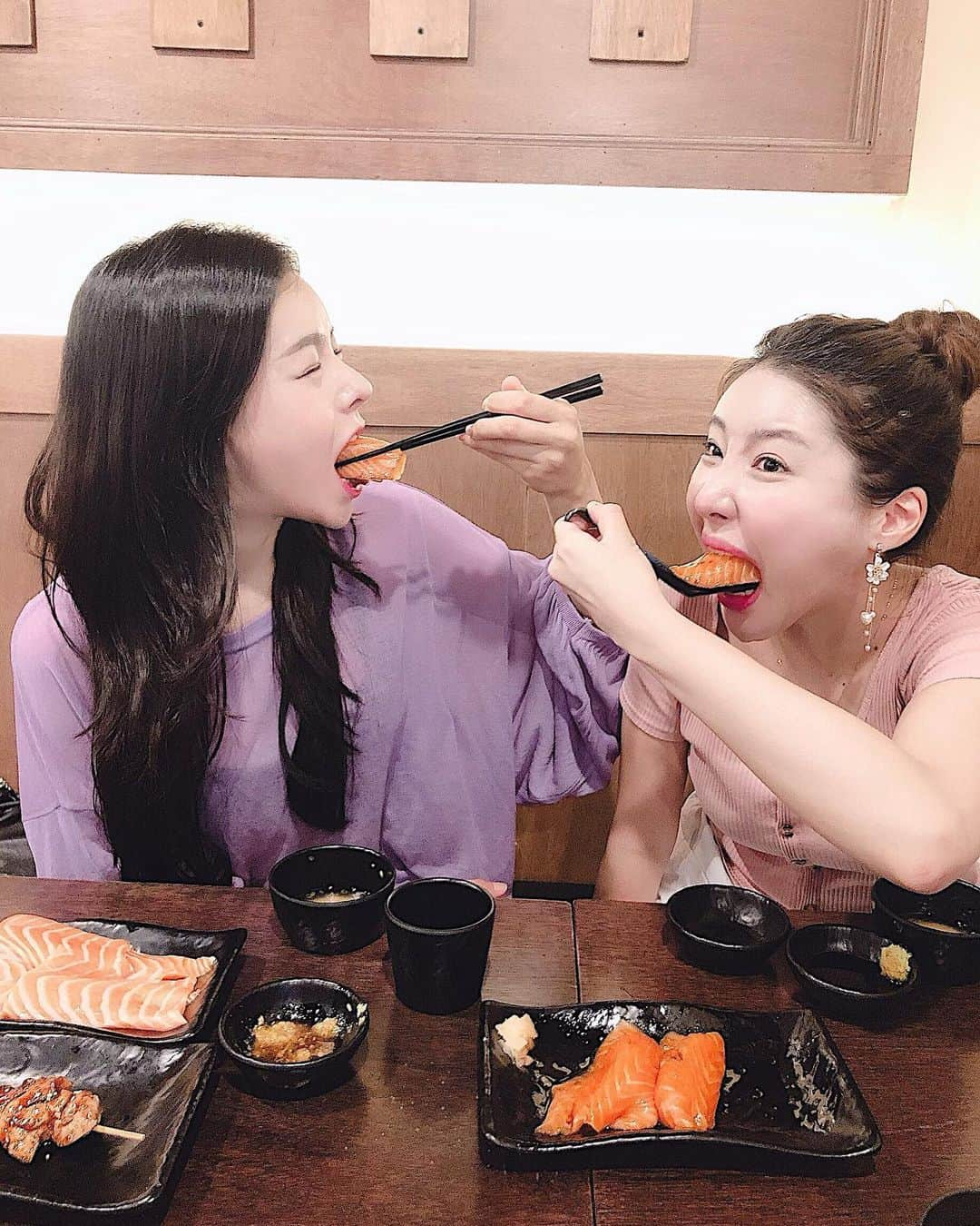 ダユンさんのインスタグラム写真 - (ダユンInstagram)「연어초밥 하나가 주먹만해... 하나 먹어도 꽉차  색다른 맛의 두부튀김까지 🤭👍🏻 다영아 연어뱃살 한입해 ~  #삼미식당 #마포맛집 #홍대맛집 #홍대초밥 #홍대데이트 #대왕연어초밥 #홍대_삼미식당 #홍대삼미식당」8月7日 21時36分 - 2__yun__2