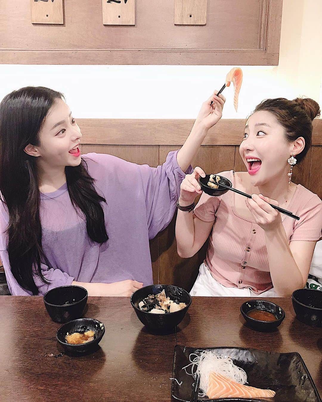 ダユンさんのインスタグラム写真 - (ダユンInstagram)「연어초밥 하나가 주먹만해... 하나 먹어도 꽉차  색다른 맛의 두부튀김까지 🤭👍🏻 다영아 연어뱃살 한입해 ~  #삼미식당 #마포맛집 #홍대맛집 #홍대초밥 #홍대데이트 #대왕연어초밥 #홍대_삼미식당 #홍대삼미식당」8月7日 21時36分 - 2__yun__2