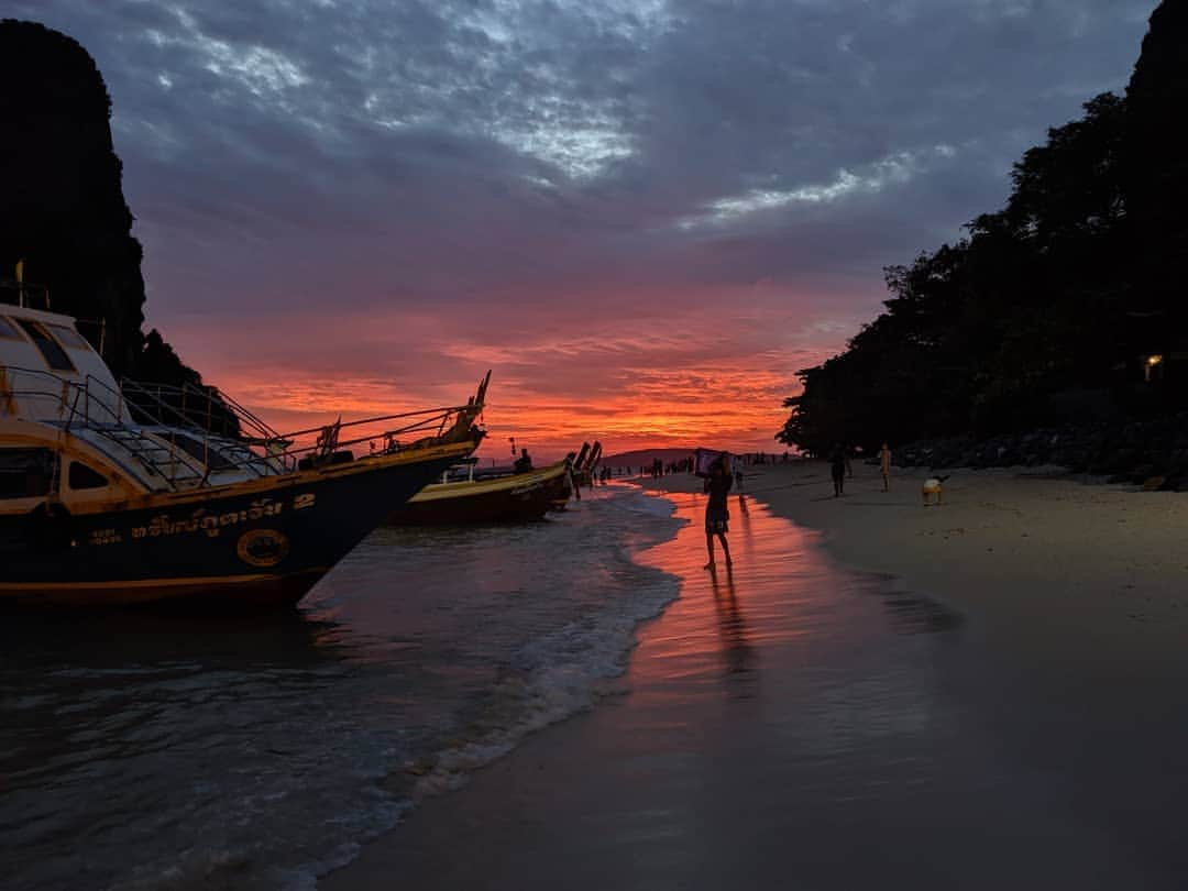 Yoshiko Kris-Webb クリス-ウェブ佳子さんのインスタグラム写真 - (Yoshiko Kris-Webb クリス-ウェブ佳子Instagram)「The Sunset at #RailayBeach @rayavadee_krabi 東京→バンコク→クラビ、10時間で辿り着ける天国🏖️ #TokyoDameThailandTrip」8月7日 21時45分 - tokyodame