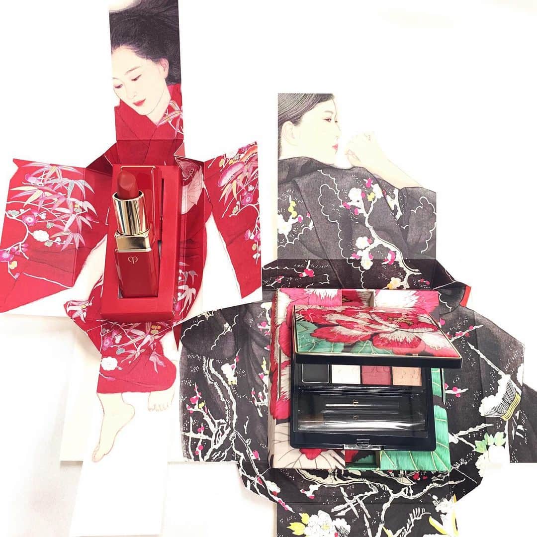 美的 Biteki's official Instagram! さんのインスタグラム写真 - (美的 Biteki's official Instagram! Instagram)「#クレドポーボーテ から #ホリデーコレクション が登場✨ テーマは「KIMONO DREAM」。着物を纏った女性や四季が描かれた芸術品のようなコレクションで、特別なホリデーが過ごせそう🖤  華やかなパッケージは、幾重にも重なる着物のようなデザイン。外側には帯の柄が、そしてケースの内側には、現代の美人画を描く大竹彩奈さんとコラボした美しい着物をまとった女性が描かれています。  コレクションは、アイシャドウ・アイライナー、フェイスパウダー、口紅3色、オイル状美容液と、どれも自分へのご褒美や大切な人へのギフトにぴったりなアイテム＆パッケージデザイン。さらに各アイテムには現代を生きる女性の内面美を表現したストーリーが込められているそう。  今回は、そのなかからアイシャドウ・アイライナーとレッドリップをご紹介❤ . （写真2,3枚目） ◆クレ・ド・ポー ボーテ オンブルクルールクアドリn <アイシャドウ・アイライナー> 4.5g 1種　￥7,500（税抜） 限定カラー320ドレイプドインベルベット  3色アイシャドウとアイライナー1色がセットになった限定アイカラーパレット。しっとりと濡れたような感触で、色を重ねるごとに奥行きのある優雅な目元を演出してくれます。 「＜強さ＞まなざしの強さは意志」を表現したアイテムです。 . （写真4枚目） ◆クレ・ド・ポー ボーテ ルージュアレーブル カシミア＜口紅＞ 4g 1色 ￥6,000（税抜） 限定カラー 512 レッドパッション  カシミアのようにしなやかな質感のラグジュアリーなマットルージュ。クレ・ド・ポー ボーテ独自のスキンケア成分が配合され、長時間美しい仕上がりがキープ、肌の色も明るく見せてくれます。 「＜情熱＞あなたのなかで染まる赤」を表現したルージュです。  クレ・ド・ポー ボーテ 2019 ホリデー コレクション「KIMONO DREAM」は10月21日（月）に数量限定で全国一斉発売スタート！ぜひチェックしてみてくださいね♪  #cledepeaubeaute #クレドポー #資生堂#shiseido#kimono#kimonodream#ホリデーコレクション#着物#日本画#美人画#大竹彩奈#ayanaotake#cledepeauholiday#クリスマスコフレ#コフレ#口紅#リップ#ルージュ#lipstick#アイシャドウ#makeup#メイク#コスメ#新作コスメ#美容#美的 #bitekicom」8月7日 21時41分 - bitekicom