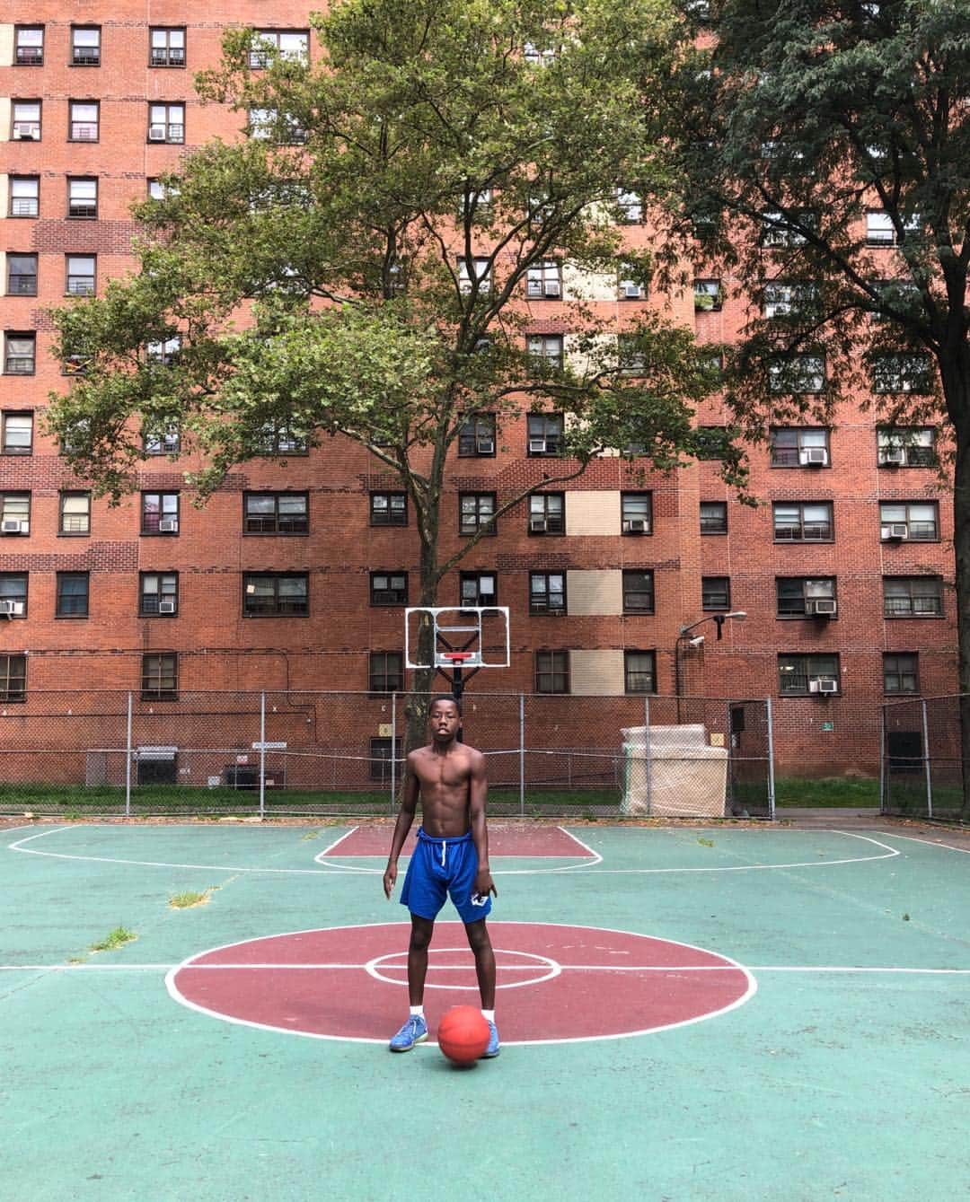 Q. Sakamakiのインスタグラム：「Anthony, 14, during the exercise, in  a Harlem. #basketball #harlem #harlemportrait #nyc #」
