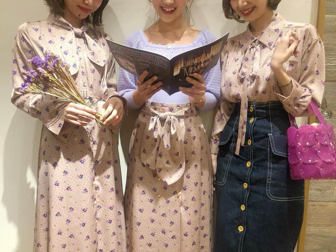 デイシーさんのインスタグラム写真 - (デイシーInstagram)「＊ プチブーケシリーズ💐 ・ ブラウス、スカート、ワンピースの3型展開です✨ ・ ・ お友達とのリンクコーデにしてもオシャレで可愛い☺️ ・ スカートのウエストリボンは取り外し可能なので、バッグアクセやヘアアクセとして使うのもとってもおすすめです🎀💕 ・ #deicy#deicyosaka#mecouture#me#fashion#instafashion#ootd#flower#vintage#花柄#秋コーデ#リンクコーデ#ワンピース#ブラウス#スカート#ファッション#ベージュ#ラベンダー#ヴィンテージ#デイシー#大阪#梅田#梅田est#梅田エスト」8月7日 21時43分 - deicy_official