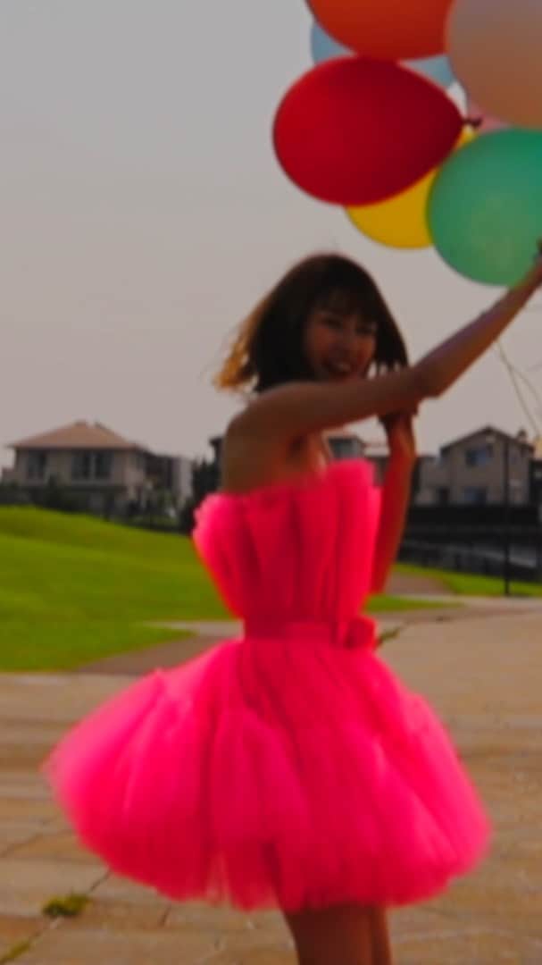 浅場佳苗のインスタグラム：「Out Now🌈 2019.8.16. Release Rainbow - Kanae Asaba  たとえば虹は、何色あるか？見方次第で、無限に変わる。  聴いてくださった方の心をほんの少しだけくすぐれるような、ポジティブで夏らしいダンスポップ！をテーマに書き上げた一曲です✨🌈 デジタルリリースに先駆けて、、 8月12日(月・祝)に東京ビックサイトで開催される「コミックマーケット96」の会場にて【オリジナルTシャツ＋ダウンロードカード】のセットを、先行頒布致します。  詳細はこちらからチェックして下さい🙏✨ https://rainbow-c96.tumblr.com  たくさんの方にワクワクを受け取ってもらえますように！！！」