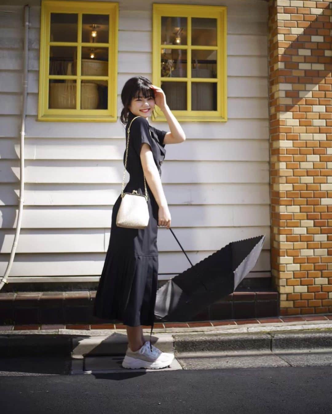 平塚日菜さんのインスタグラム写真 - (平塚日菜Instagram)「日傘毎日の必需品すぎてます。。 暑さ紛らわせたいから、 すごく笑顔の載せます☺︎笑  #summer #fashion #code #black #夏コーデ #トレンド #トレンチワンピ #プリーツ #ラメバッグ #スニーカー  #韓国ファッション #韓国メイク  Visual creator @kobatoshino」8月7日 21時44分 - hiratsukahina