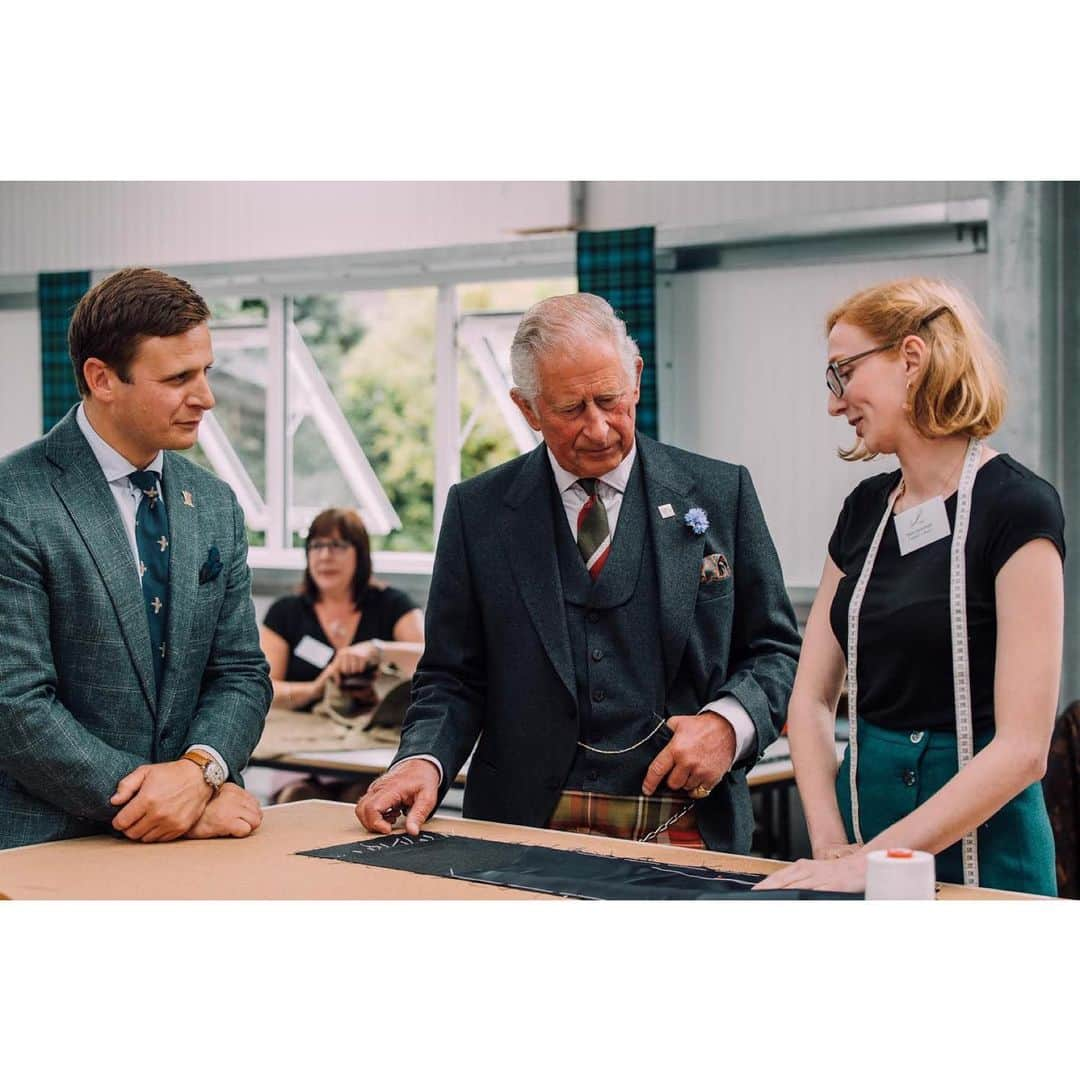 クラレンス邸さんのインスタグラム写真 - (クラレンス邸Instagram)「The Duke of Rothesay yesterday visited businesses and met residents in the Scottish town of Beauly.  At @campbellsofbeauly, a family-run business which has been operating in the same premises in Beauly since 1858, HRH opened the new tailoring workshop and met staff including tailors and seamstresses. 🧵  Campbell’s of Beauly supports @theprincesfoundation Future Textiles training initiative, which provides training in traditional skills including sewing, weaving and cutting. The programme aims to encourage young people to consider a career in the Scottish textiles industry.  The Duke also visited other local shops in the town, including an antique store and a deli and grocer. 📸 by @basiawrightphotography & @jkf_man」8月7日 21時54分 - clarencehouse