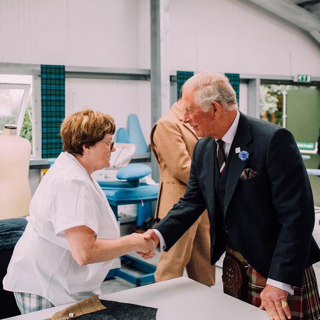 クラレンス邸さんのインスタグラム写真 - (クラレンス邸Instagram)「The Duke of Rothesay yesterday visited businesses and met residents in the Scottish town of Beauly.  At @campbellsofbeauly, a family-run business which has been operating in the same premises in Beauly since 1858, HRH opened the new tailoring workshop and met staff including tailors and seamstresses. 🧵  Campbell’s of Beauly supports @theprincesfoundation Future Textiles training initiative, which provides training in traditional skills including sewing, weaving and cutting. The programme aims to encourage young people to consider a career in the Scottish textiles industry.  The Duke also visited other local shops in the town, including an antique store and a deli and grocer. 📸 by @basiawrightphotography & @jkf_man」8月7日 21時54分 - clarencehouse