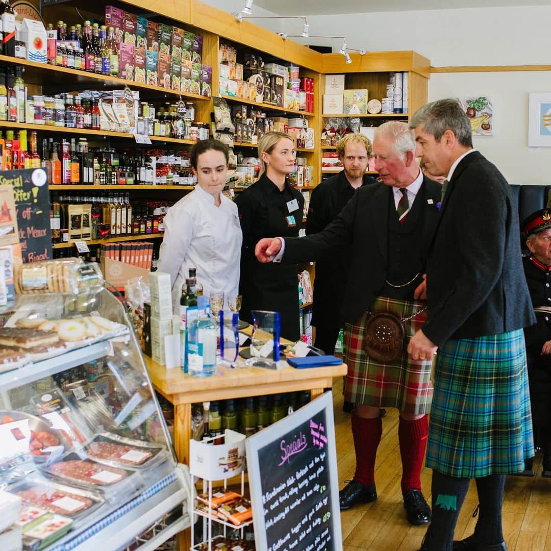 クラレンス邸さんのインスタグラム写真 - (クラレンス邸Instagram)「The Duke of Rothesay yesterday visited businesses and met residents in the Scottish town of Beauly.  At @campbellsofbeauly, a family-run business which has been operating in the same premises in Beauly since 1858, HRH opened the new tailoring workshop and met staff including tailors and seamstresses. 🧵  Campbell’s of Beauly supports @theprincesfoundation Future Textiles training initiative, which provides training in traditional skills including sewing, weaving and cutting. The programme aims to encourage young people to consider a career in the Scottish textiles industry.  The Duke also visited other local shops in the town, including an antique store and a deli and grocer. 📸 by @basiawrightphotography & @jkf_man」8月7日 21時54分 - clarencehouse