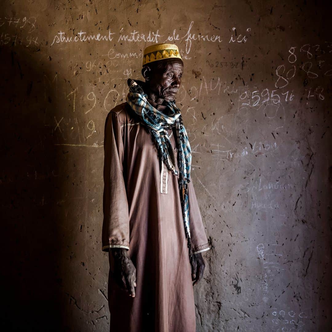 AFP通信さんのインスタグラム写真 - (AFP通信Instagram)「AFP Photo📷 @luistatophoto - 68-year-old Lawan Issoufou poses for a portrait inside his house and shop where he sells local nuts and seeds in a remote arid area close to Bakadawa village, Zinder Region, Niger on August 1, 2019. . Lawan Issoufou is Hausa man and seller of products growing naturally in the area but his business has been seriously affected by unpredictable weather patterns having an impact in the income of his family. In the African Sahel, located between the Sahara Desert and the equator, the climate has long been inhospitable. . But now rising temperatures have caused prolonged drought and unpredictable weather patterns, exacerbating food shortages, prompting migration and contributing to instability in countries already beset by crisis.」8月7日 21時55分 - afpphoto