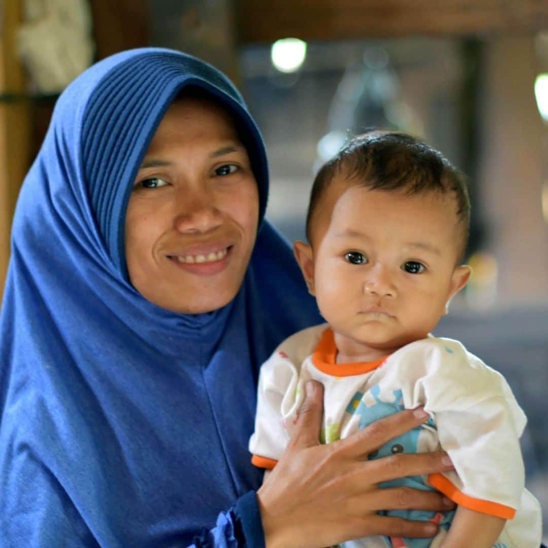 unicefさんのインスタグラム写真 - (unicefInstagram)「Baby Luthfi is growing up healthy and strong despite a difficult start to life in #Indonesia.  He was born just six days after an earthquake and tsunami but a UNICEF-trained midwife helped his mother to breastfeed, ensuring he got the best possible nutrition.  #EarlyMomentsMatter #WBW2019 © UNICEF/UN0330680/Donnell」8月7日 21時55分 - unicef