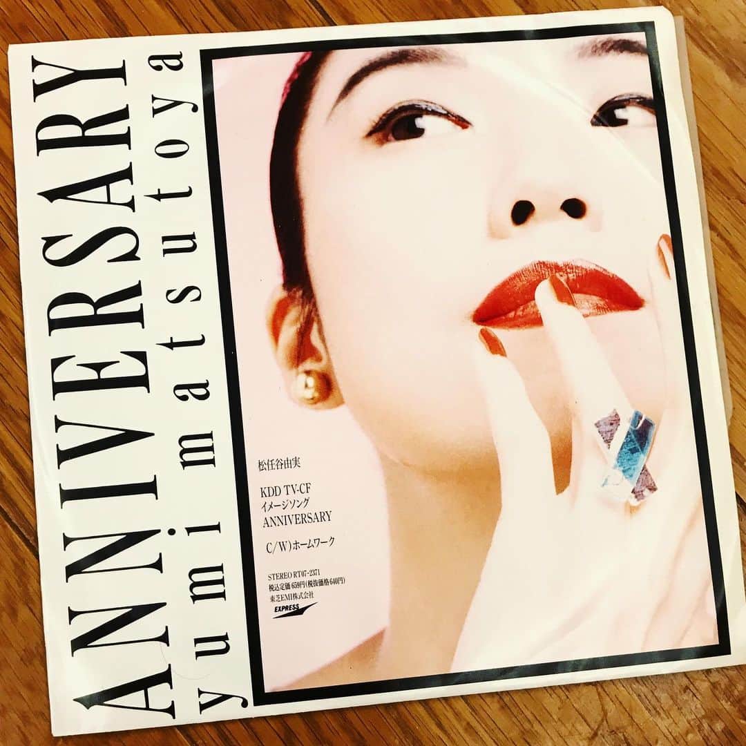 のインスタグラム：「今日はなんだか結婚ラッシュ。 みなさんお幸せにー（若干遠い目）。 #ANNIVERSARY #松任谷由実 #1989 #平成元年アナログ」